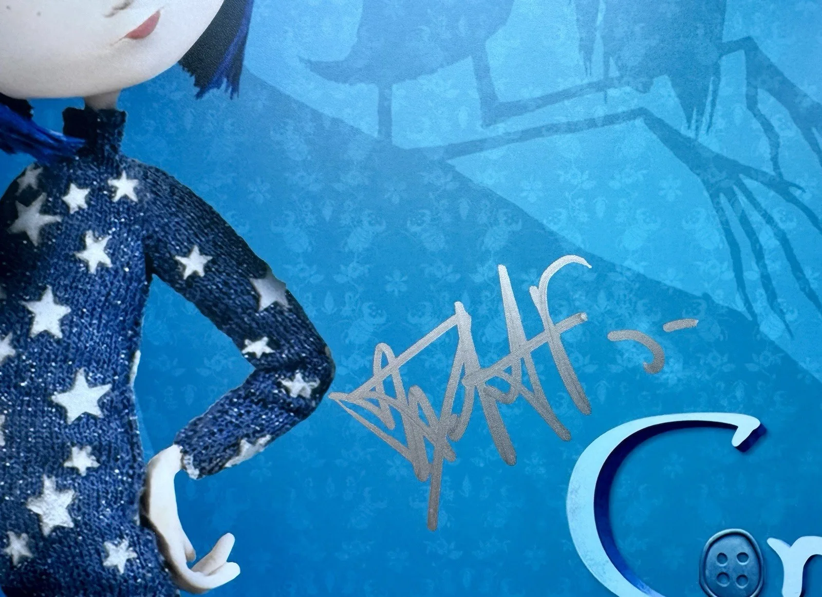 DAKOTA FANNING — DAKOTA FANNING HAND SIGNED AUTOGRAPH 'CORALINE' 11X14 PHOTO +JSA COA, image 4