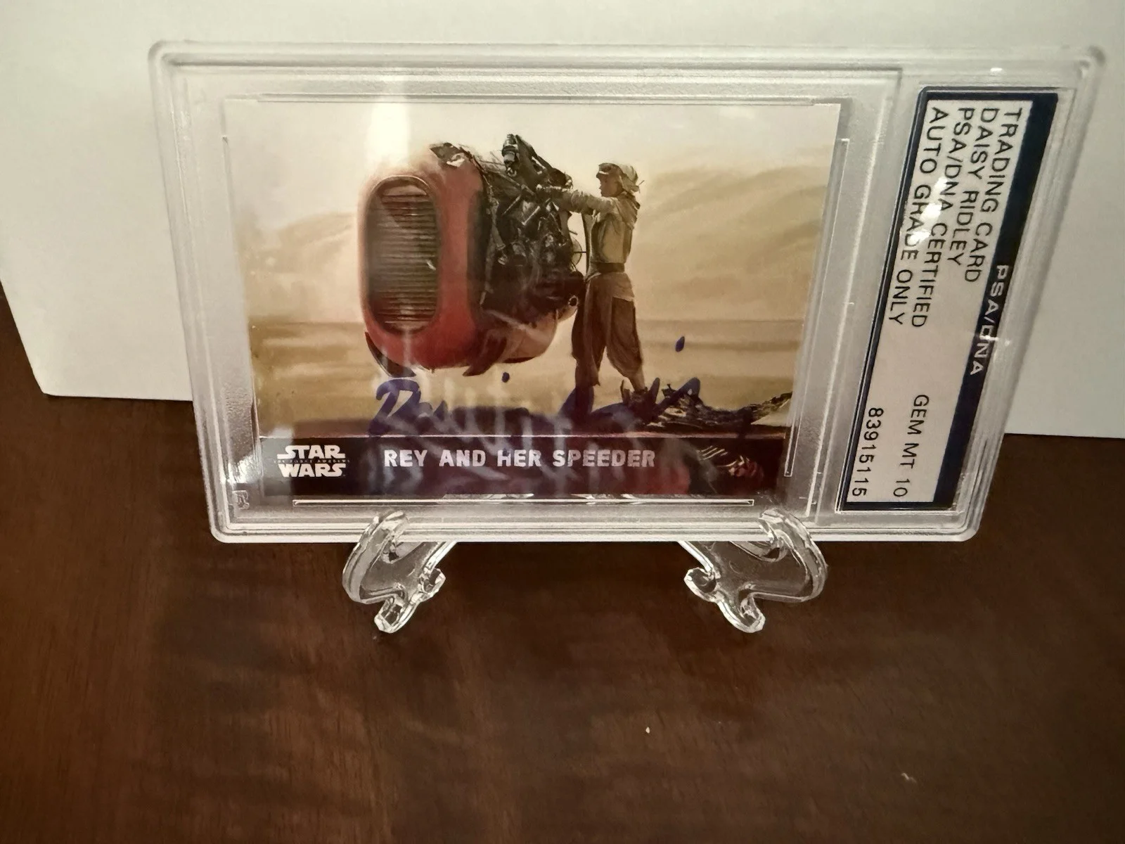 Daisy Ridley — Daisy Ridley Signed Star Wars The Force Awakens Topps Card #70 Rey PSA Graded 10, image 3