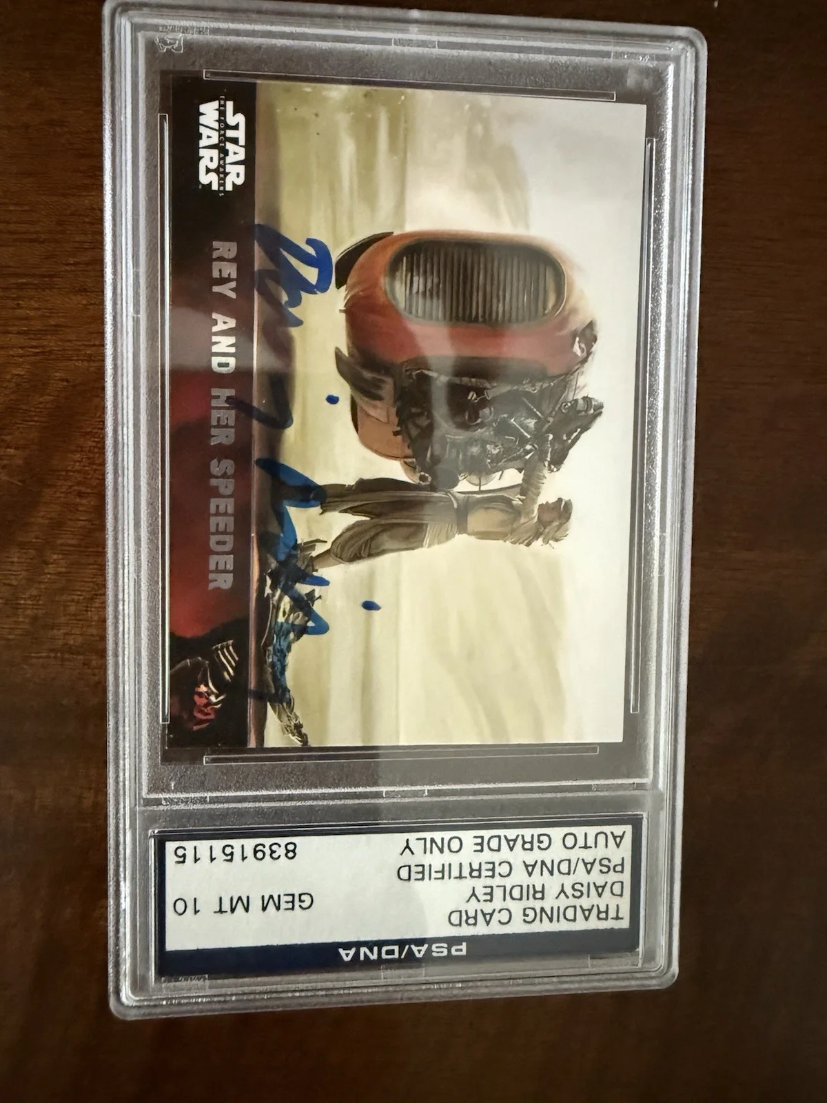 Daisy Ridley — Daisy Ridley Signed Star Wars The Force Awakens Topps Card #70 Rey PSA Graded 10, image 4