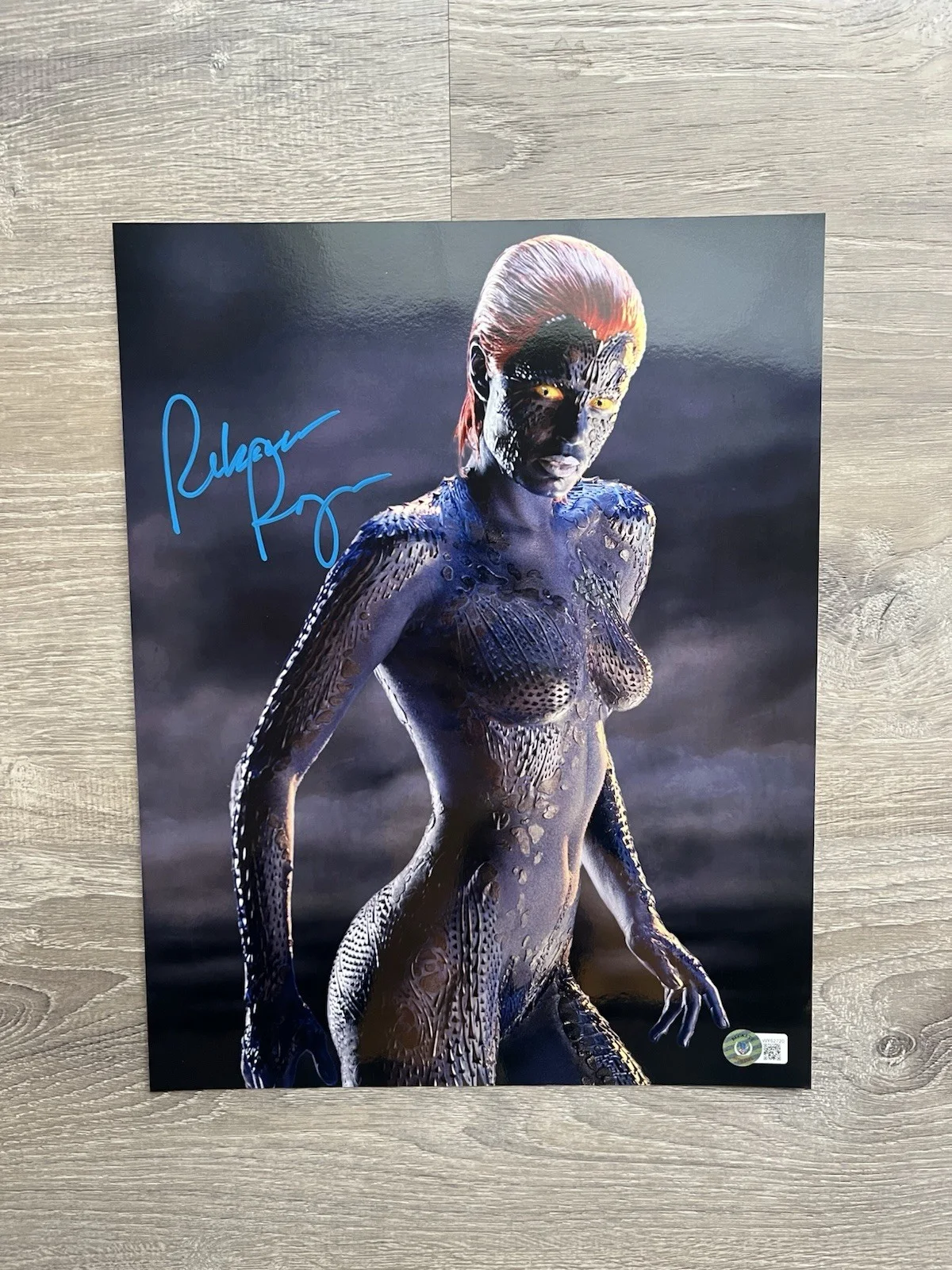Rebecca Romijn — Rebecca Romijn Signed Mystique Metallic 11x14 Photo Beckett COA X-Men Marvel, изображение 2
