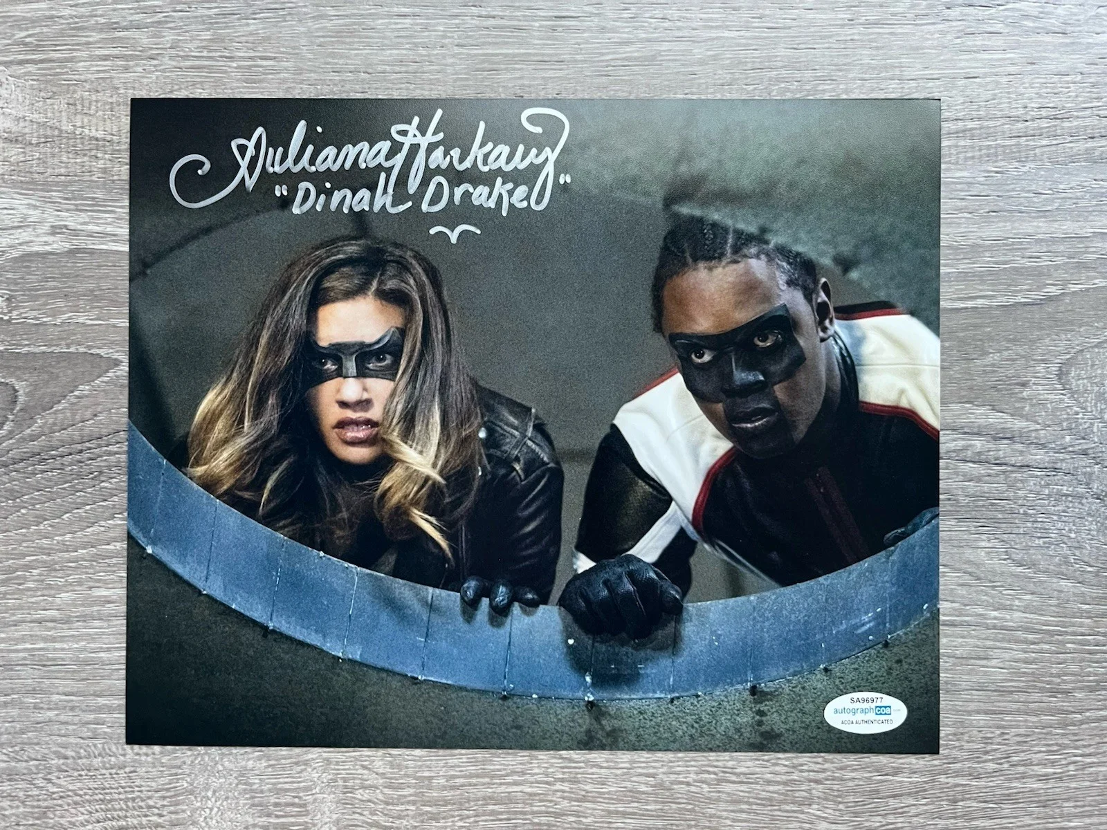 Juliana Harkavy — Juliana Harkavy Signed Black Canary 8x10 Photo ACOA Arrow DC Dinah Drake, изображение 2