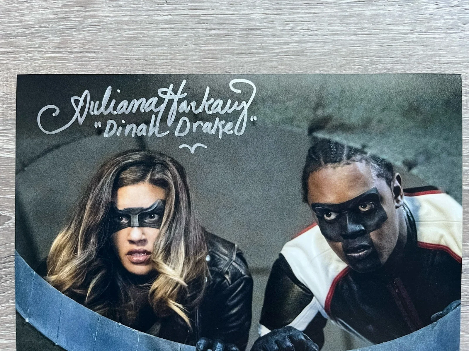 Juliana Harkavy — Juliana Harkavy Signed Black Canary 8x10 Photo ACOA Arrow DC Dinah Drake, изображение 3