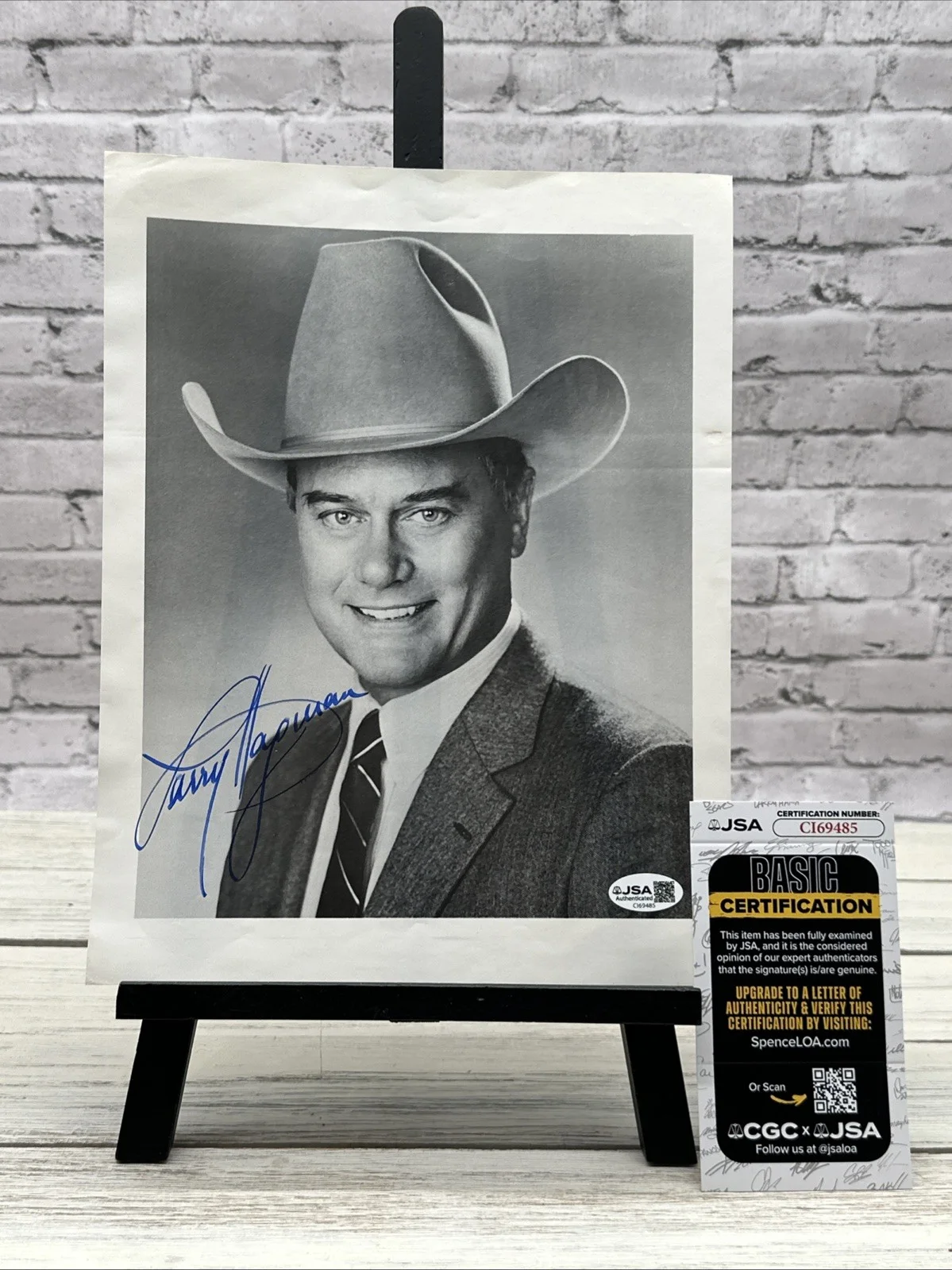Larry Hagman — Larry Hagman signed/autograp​hed 8.5X11 Black and White Photo JSA CERT