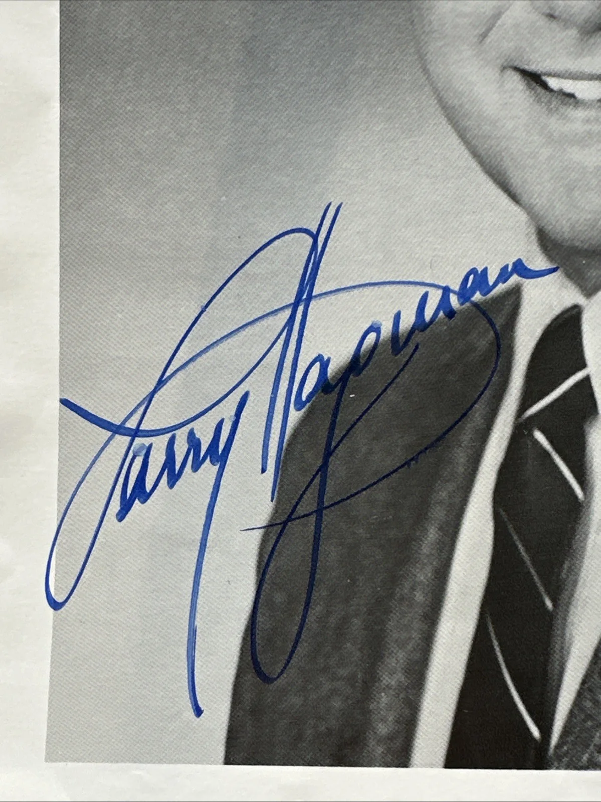 Larry Hagman — Larry Hagman signed/autograp​hed 8.5X11 Black and White Photo JSA CERT, изображение 2