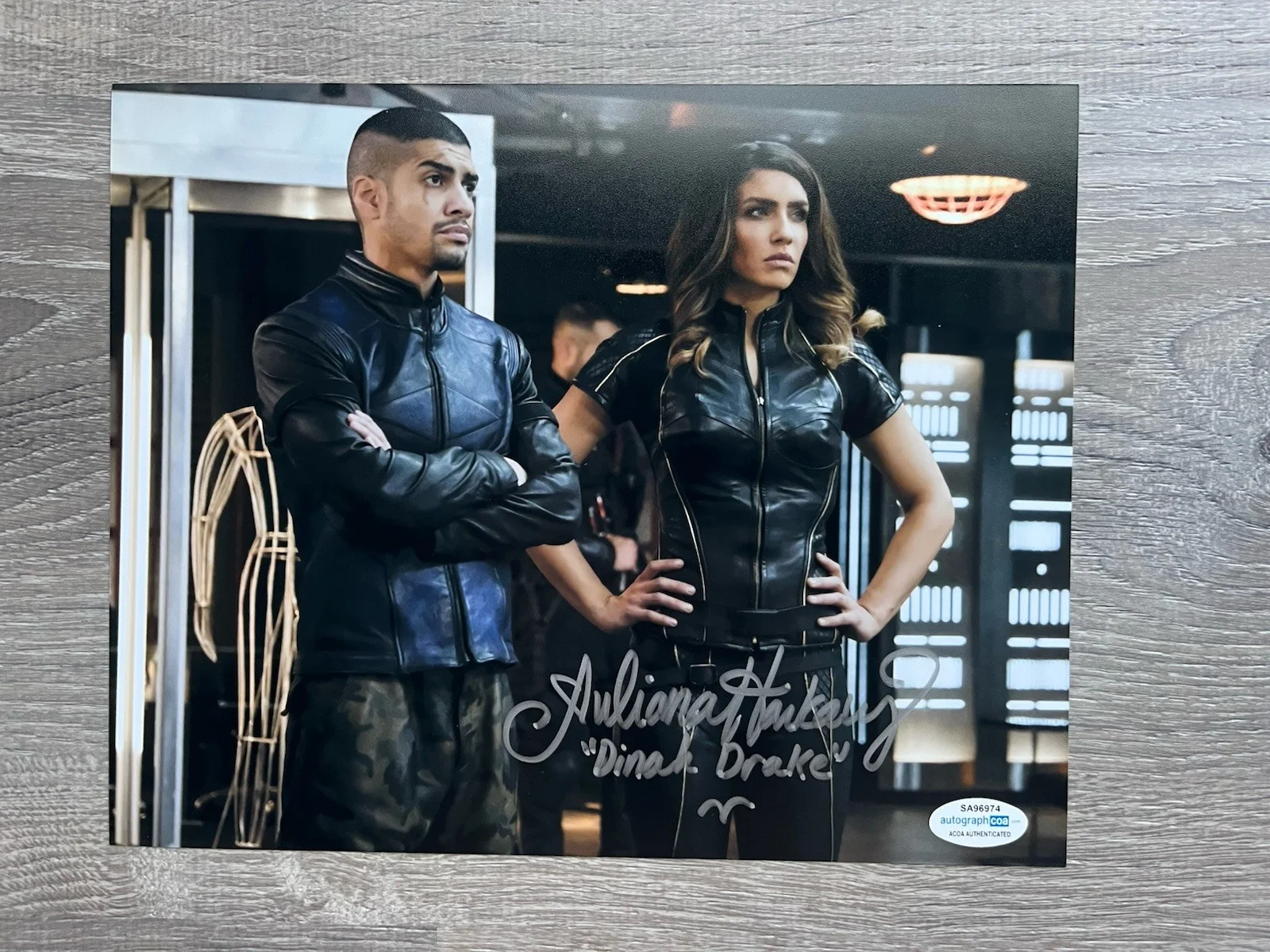 Juliana Harkavy — Juliana Harkavy Signed Black Canary 8x10 Photo ACOA Arrow DC Dinah Drake, изображение 2