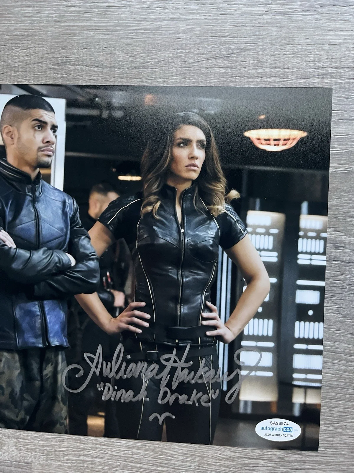 Juliana Harkavy — Juliana Harkavy Signed Black Canary 8x10 Photo ACOA Arrow DC Dinah Drake, изображение 3