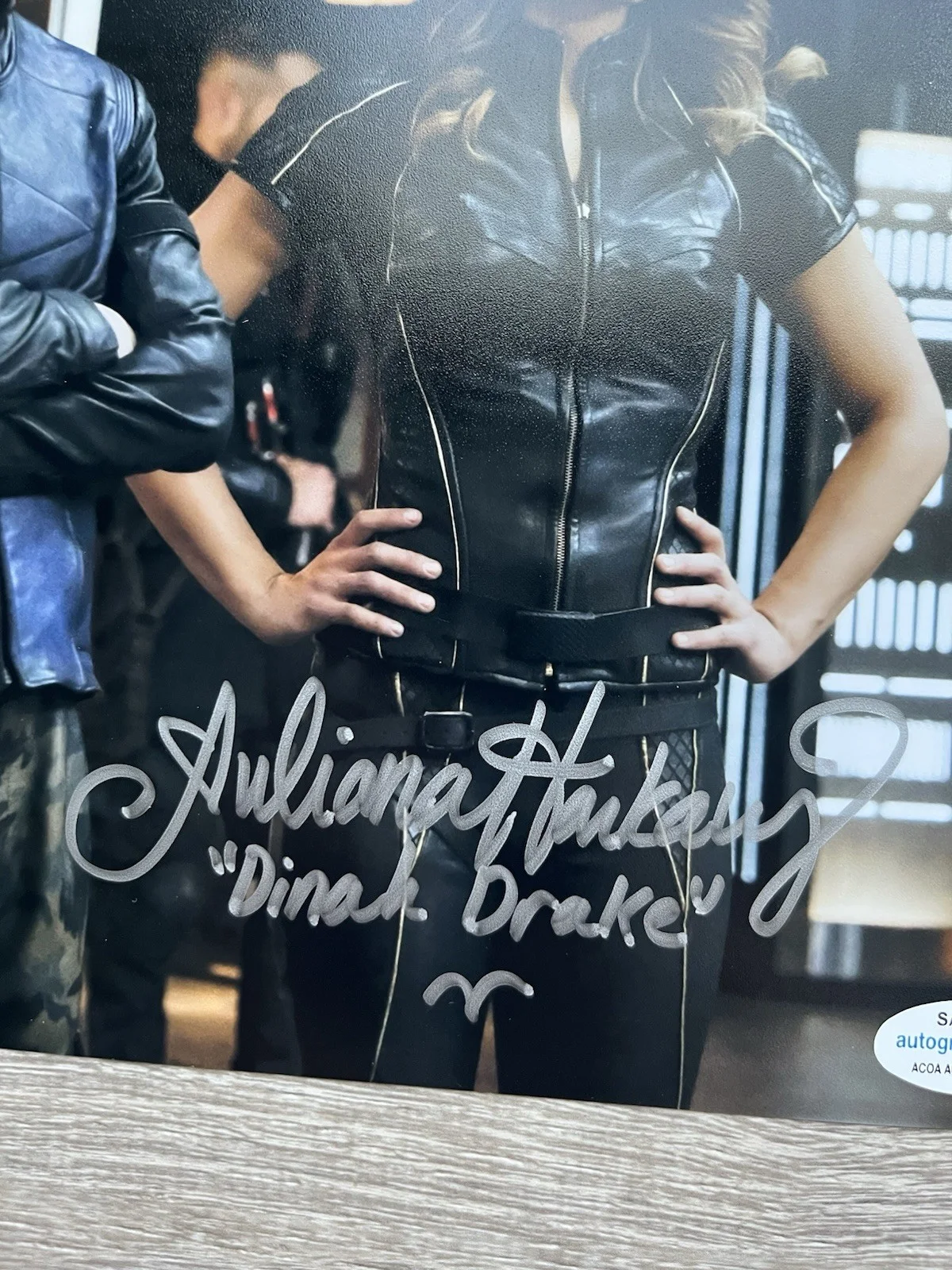 Juliana Harkavy — Juliana Harkavy Signed Black Canary 8x10 Photo ACOA Arrow DC Dinah Drake, изображение 4