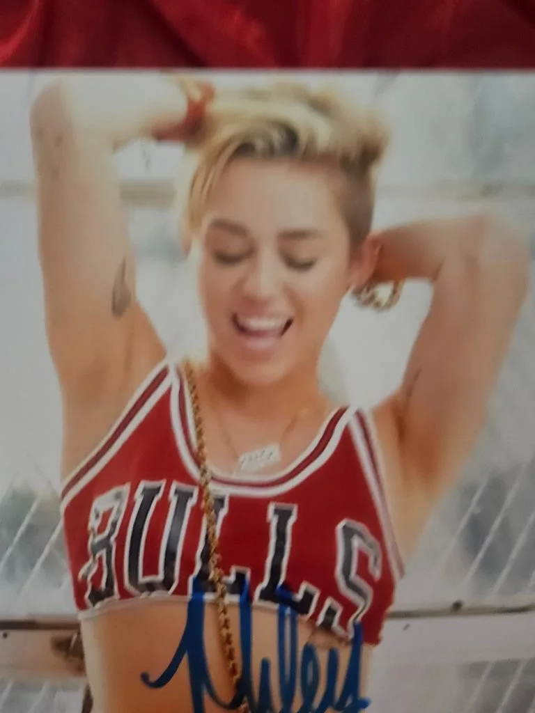 MILEY CIRUS HAND SIGNED AUTOGRAPHED 8X10 SEXY SINGER CHICAGO BULLS JERSEY 23 COA, image 2