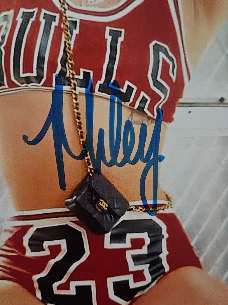 MILEY CIRUS HAND SIGNED AUTOGRAPHED 8X10 SEXY SINGER CHICAGO BULLS JERSEY 23 COA, image 3