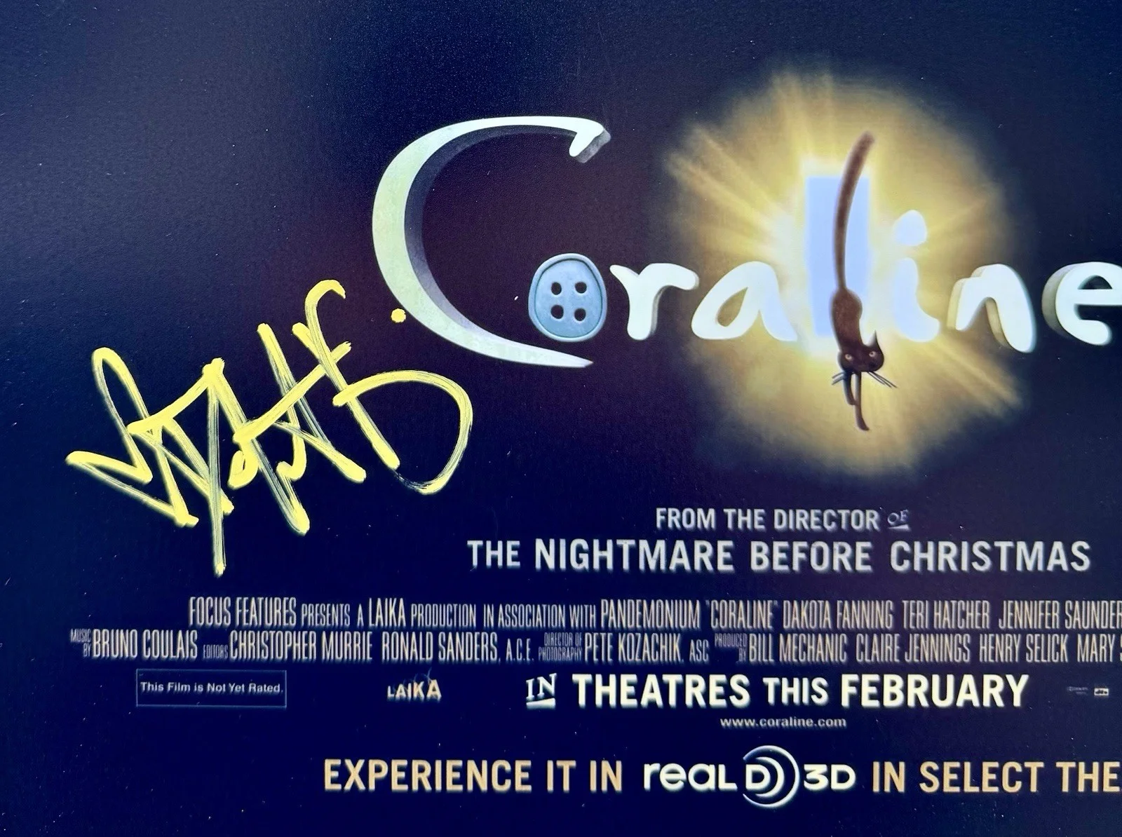 DAKOTA FANNING — DAKOTA FANNING HAND SIGNED AUTOGRAPH 'CORALINE' 12X18 PHOTO POSTER +JSA COA, изображение 2