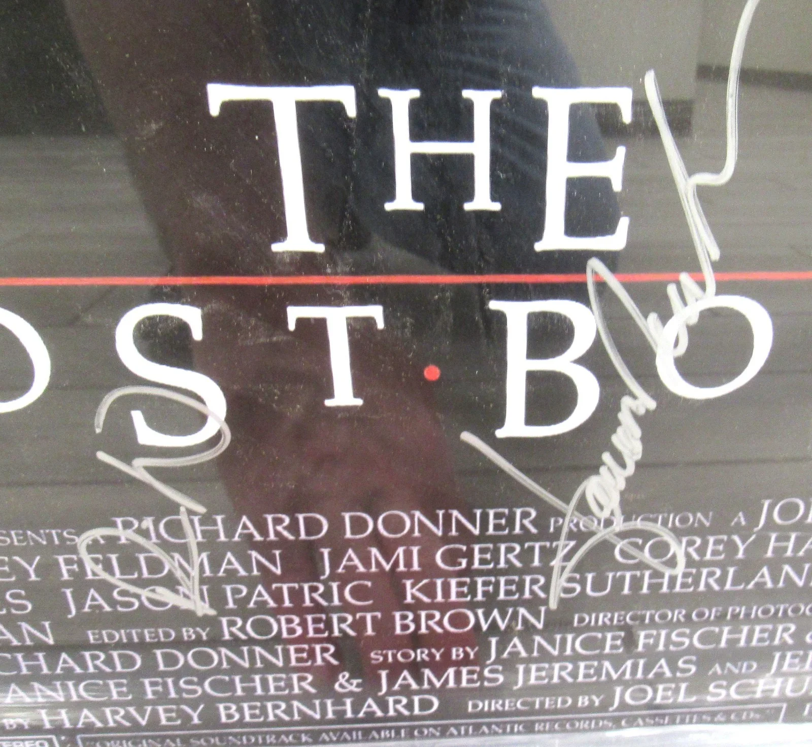 Kiefer Sutherland — THE LOST BOYS Movie Poster Custom Framed with 11 SIGNATURES 28 x 41 + LP & DVD, изображение 5
