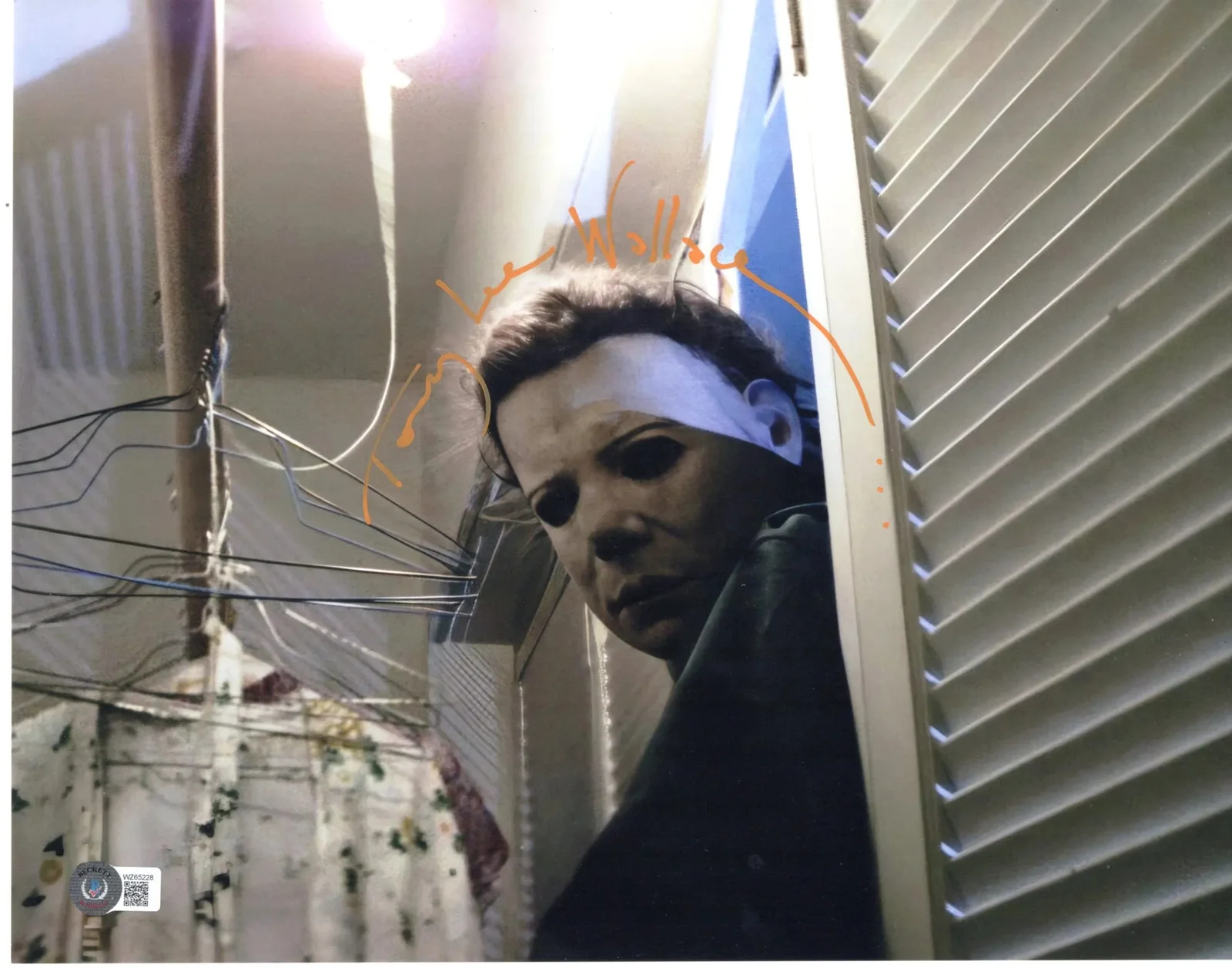 Tommy Lee Wallace — Tommy Lee Wallace signed 11x14 Photo Michael Myers Halloween 1978 Beckett