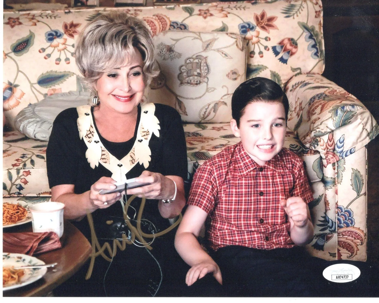 Annie Potts — Annie Potts signed 8x10 Photo Connie Tucker Young Sheldon JSA Authentication