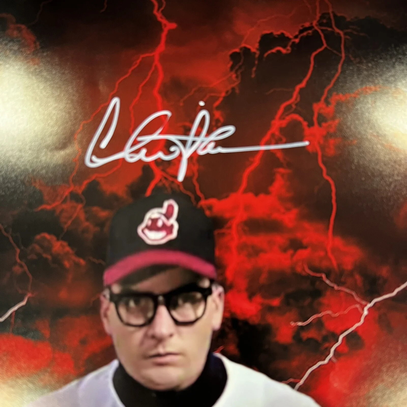 CHARLIE SHEEN — Charlie Sheen Ricky Vaughn Autograph Signed MAJOR LEAGUE 11x14 - JSA CERTIFIED, изображение 2
