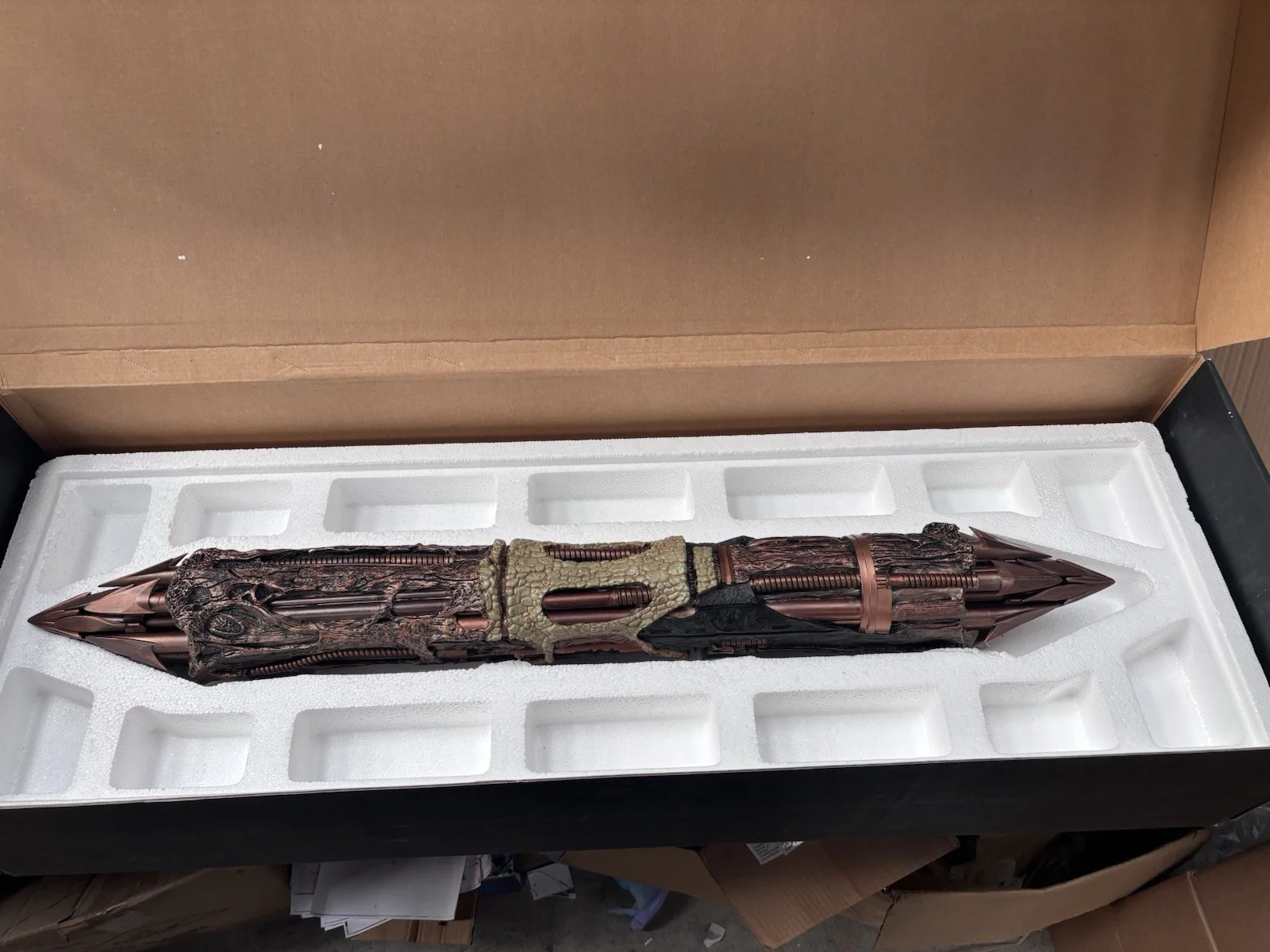 Boxed Master Replicas Predator 2 Spear 1:1 Scale Prop Replica Display bracket, image 3