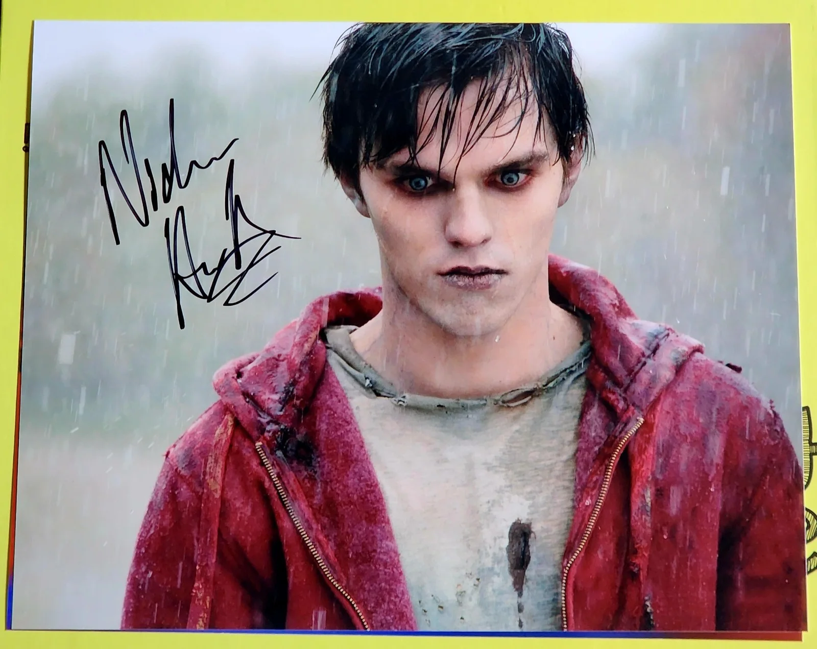 Nicholas Hoult — Nicholas Hoult SIGNED 8x10 Warm Bodies R