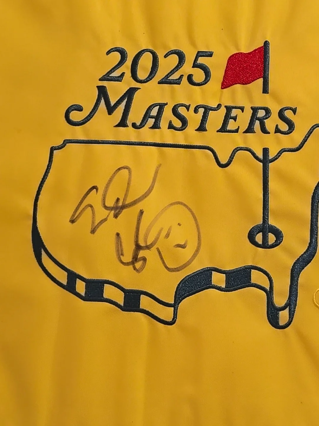 ADAM SANDLER — ADAM SANDLER SIGNED AUTOGRAPH HAPPY GILMORE 2 2025 MASTERS FLAG RARE, изображение 2