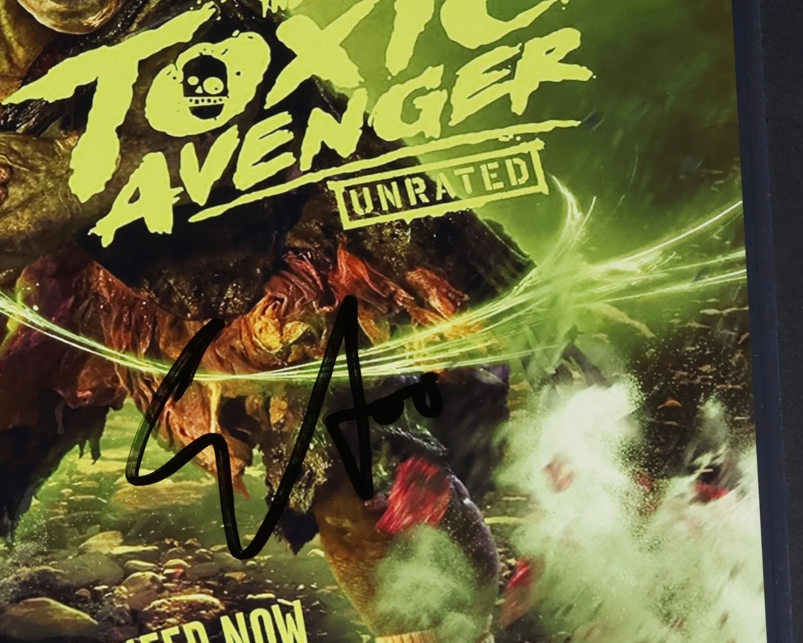 Elijah Wood — ELIJAH WOOD Signed TOXIC AVENGER 8X10 PHOTO autograph + PROOF, изображение 2