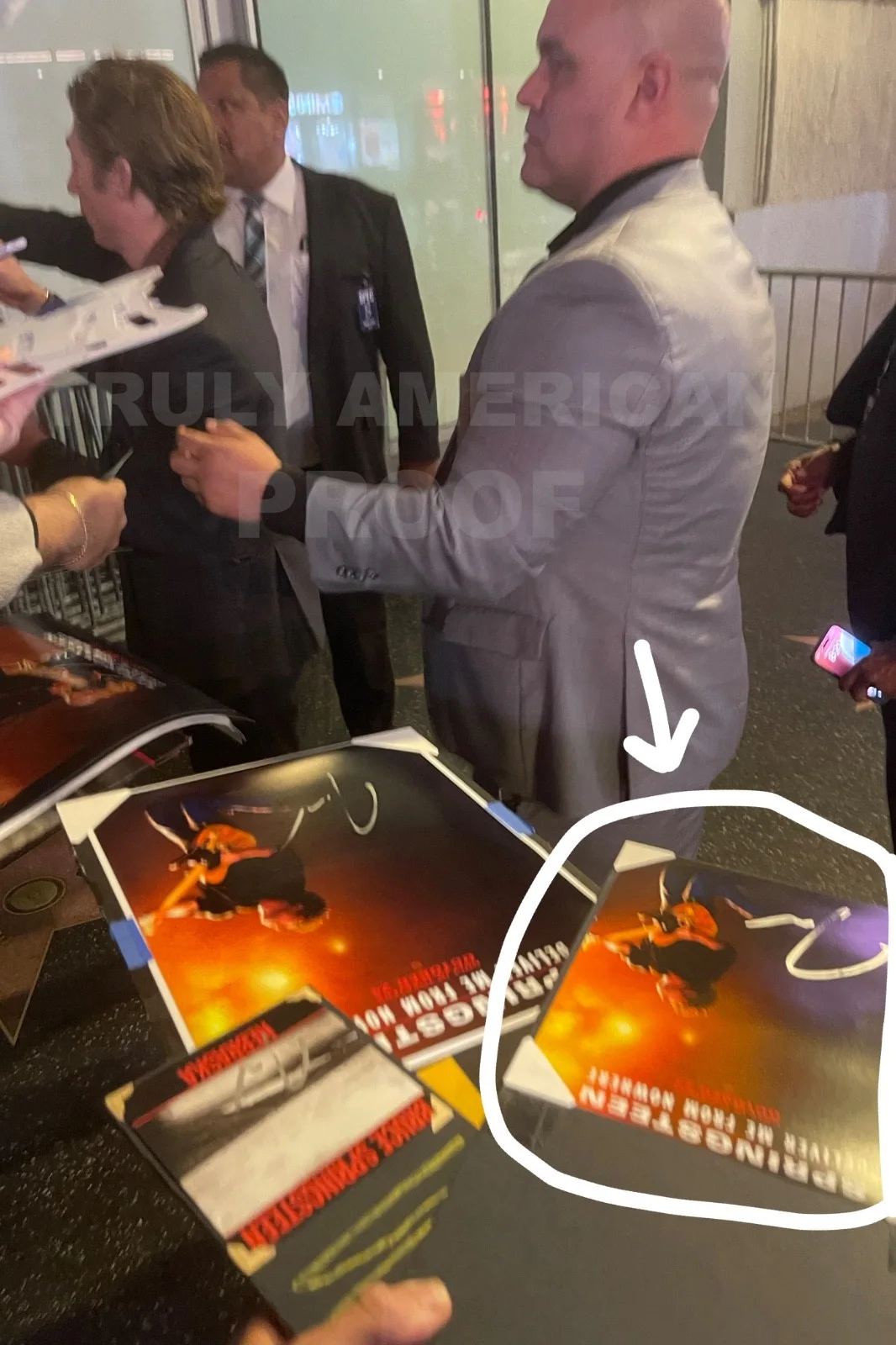 Jeremy Allen White — JEREMY ALLEN WHITE Signed SPRINGSTEEN 8X10 PHOTO autograph + EXACT PROOF, изображение 3