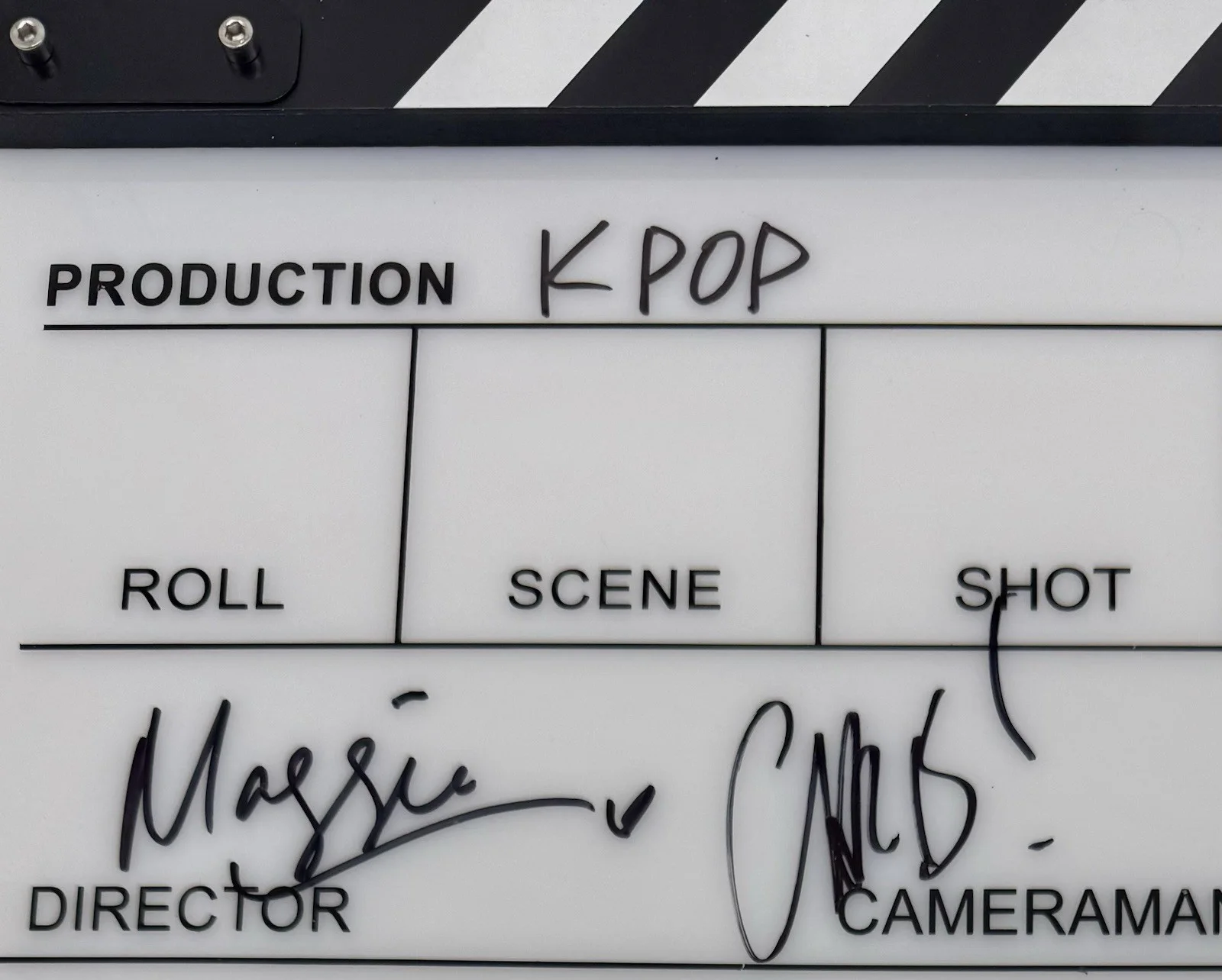 MAGGIE KANG, CHRIS APPELHANS — MAGGIE KANG & CHRIS APPELHANS SIGNED AUTOGRAPH K-POP CLAPBOARD JSA COA DIRECTORS, изображение 5