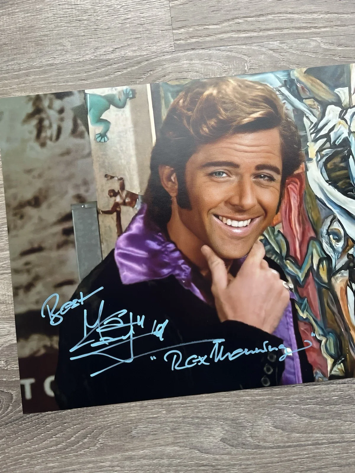 Maxwell Caulfield — Maxwell Caulfield Signed Rex Manning 11x14 Photo Beckett COA Empire Records, изображение 3