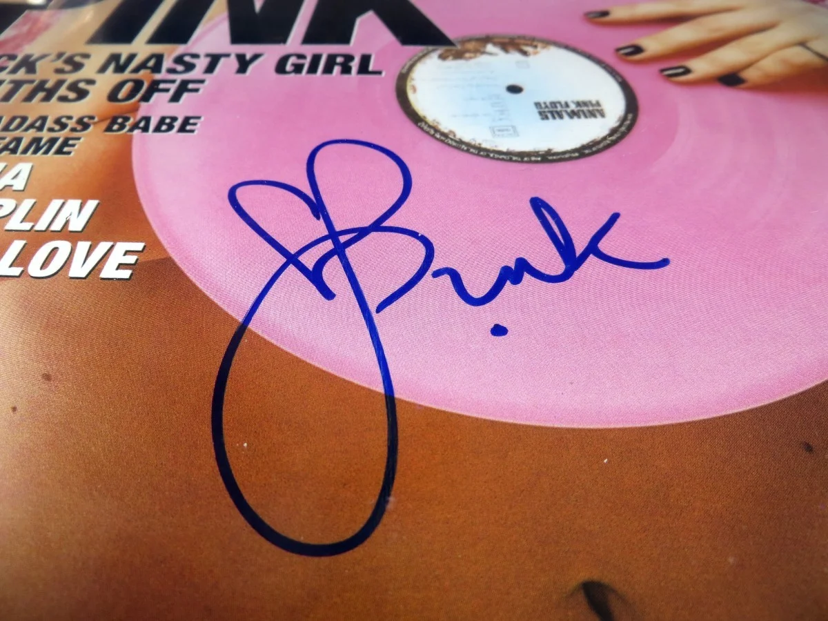 Pink Signed Autographed Magazine Cover Spin May 2002 BAS Encased 10 Auto Grade, изображение 2