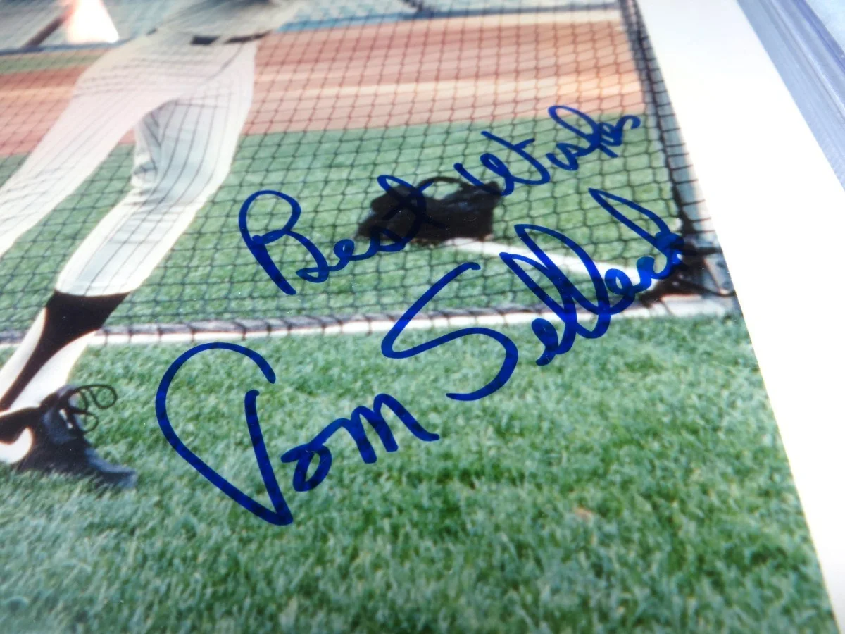 Tom Selleck — Tom Selleck Signed Autographed 8X10 Photo Mr. Baseball BAS Encased 10 Auto Grade, изображение 2