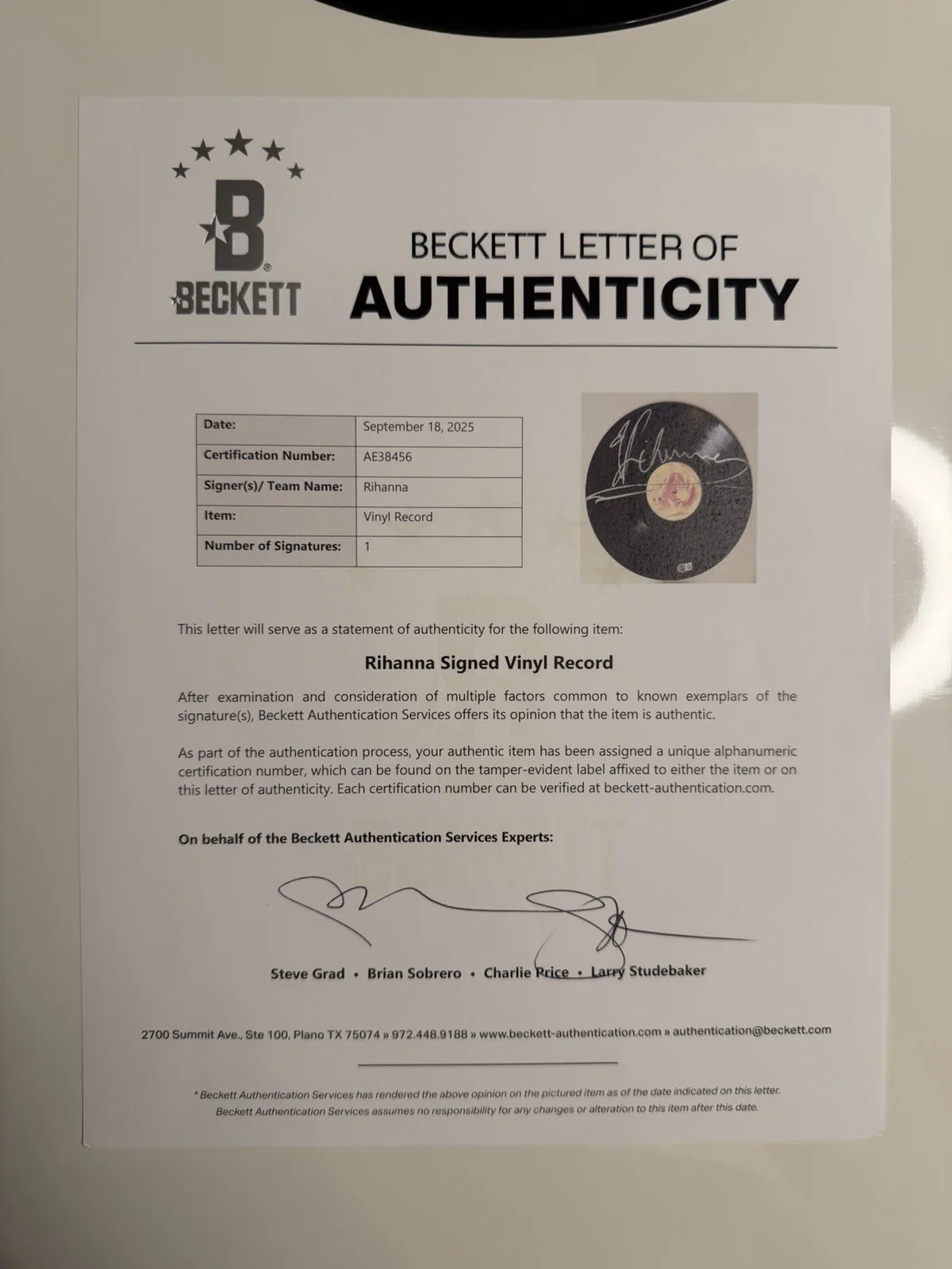 Rihanna Autographed Loud Vinyl Disc Icon Beckett LOA COA, изображение 2