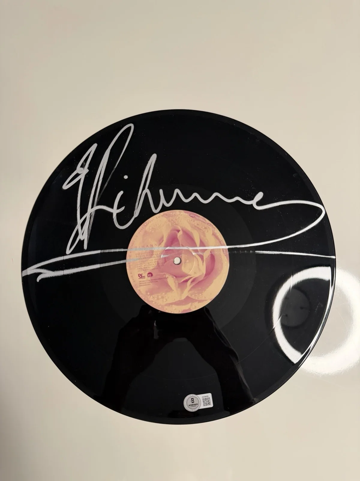 Rihanna Autographed Loud Vinyl Disc Icon Beckett LOA COA, изображение 3