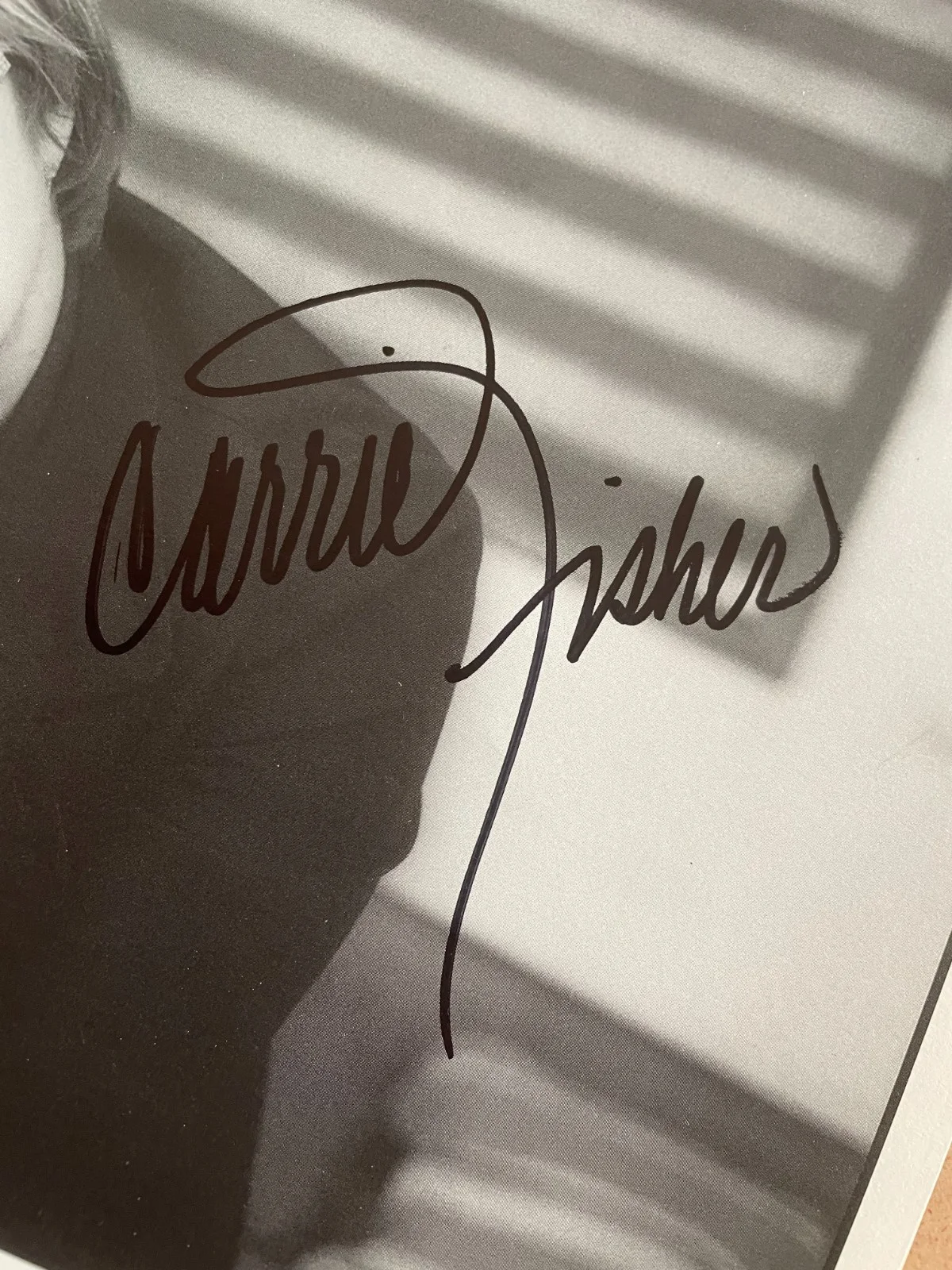 Carrie Fischer — Carrie Fisher Signed Autograph Signature 10x8 B&W Glossy Photograph with COA, изображение 2
