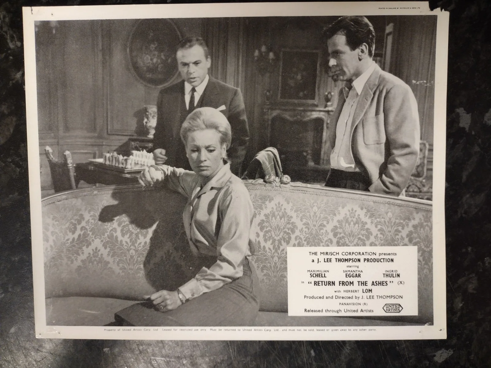 RETURN FROM THE ASHES, SET OF 8 LOBBY CARDS. SAMANTHA EGGAR, MAXIMILLIAN SCHELL., изображение 2
