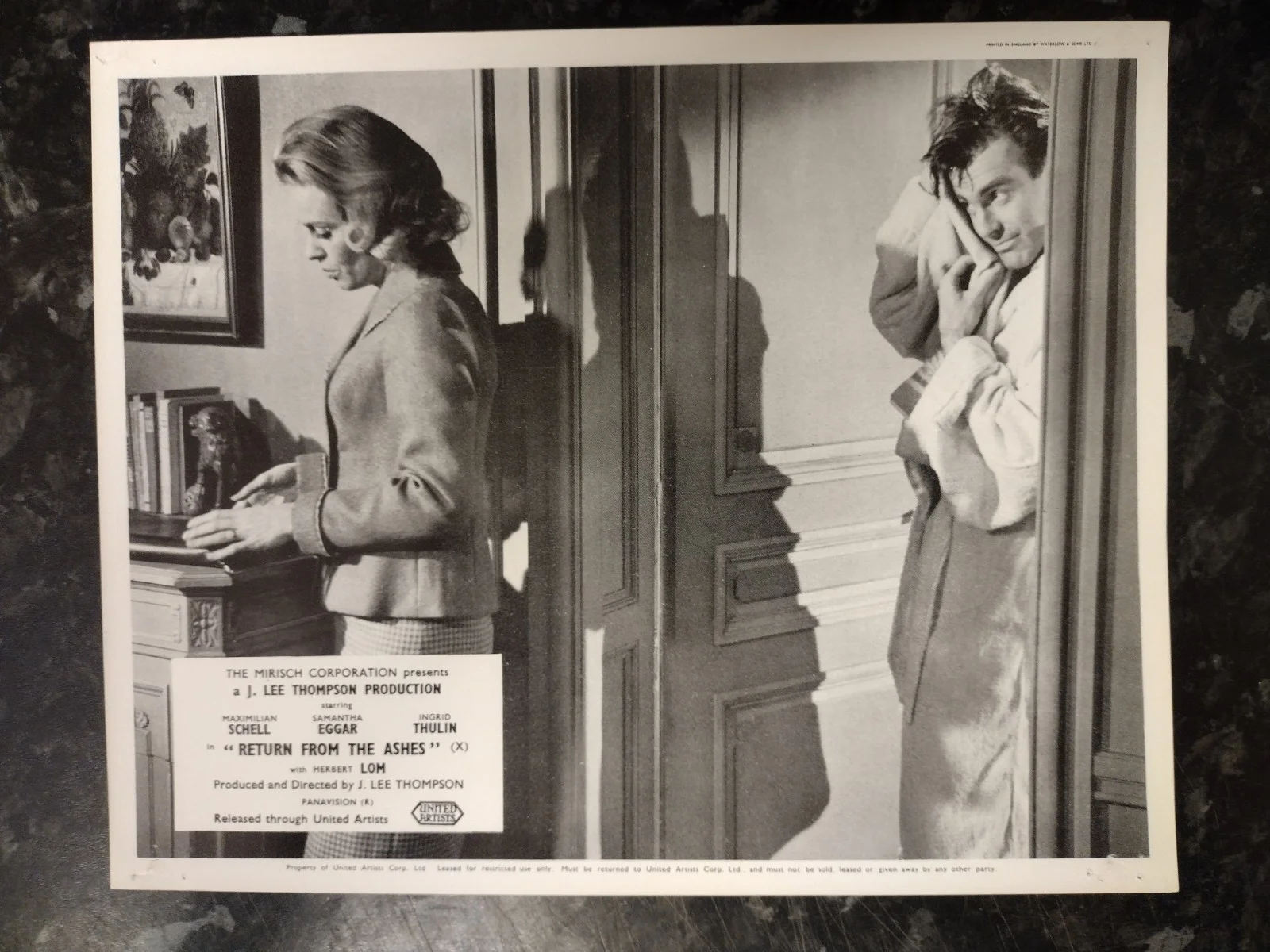 RETURN FROM THE ASHES, SET OF 8 LOBBY CARDS. SAMANTHA EGGAR, MAXIMILLIAN SCHELL., изображение 4
