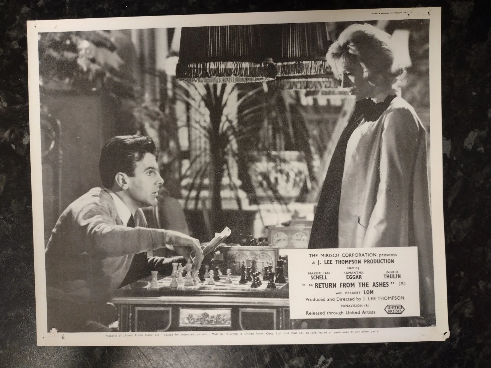 RETURN FROM THE ASHES, SET OF 8 LOBBY CARDS. SAMANTHA EGGAR, MAXIMILLIAN SCHELL., изображение 5