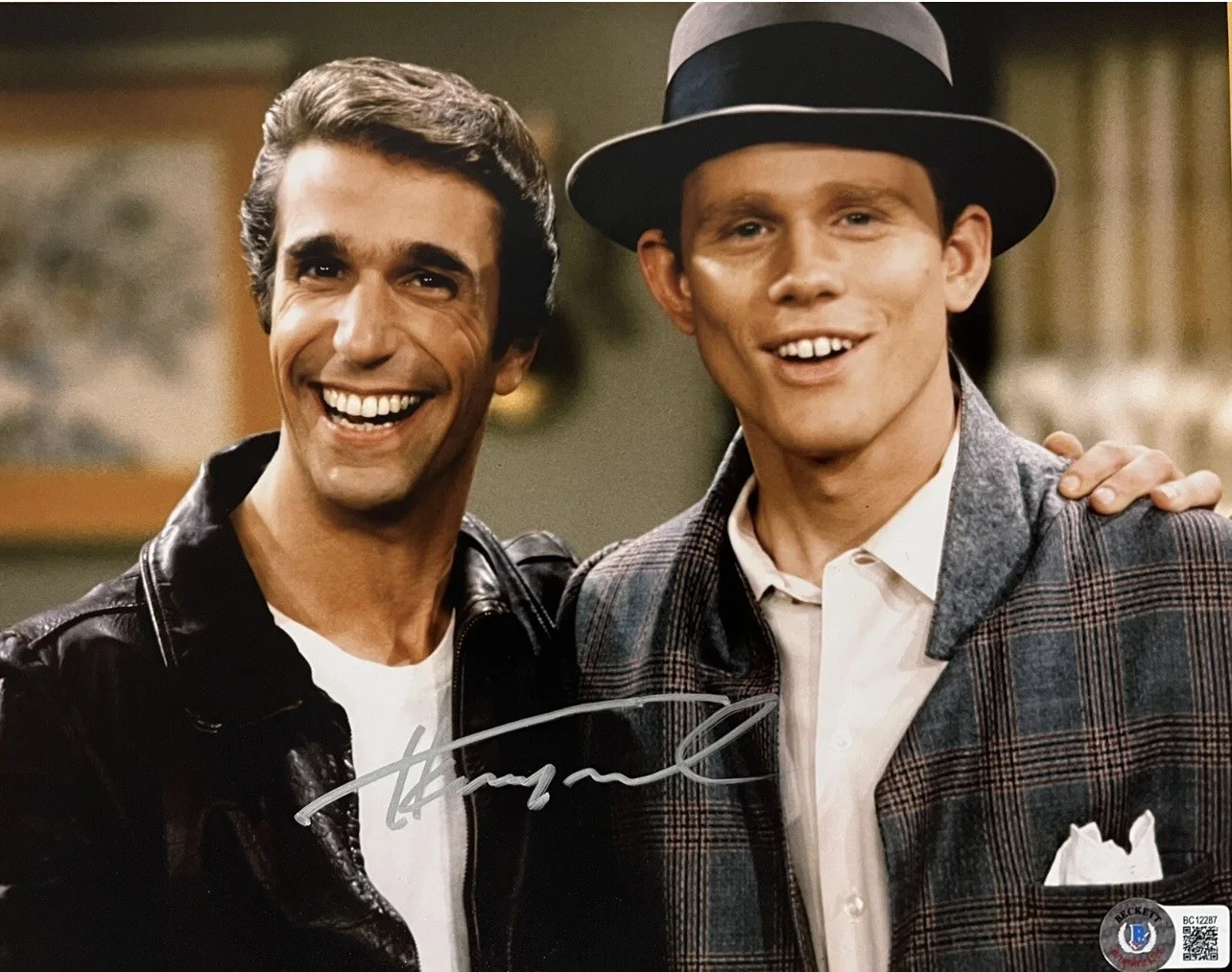 Henry Winkler — Henry Winkler Signed Photo With COA Fonzie Happy Days The Fonz