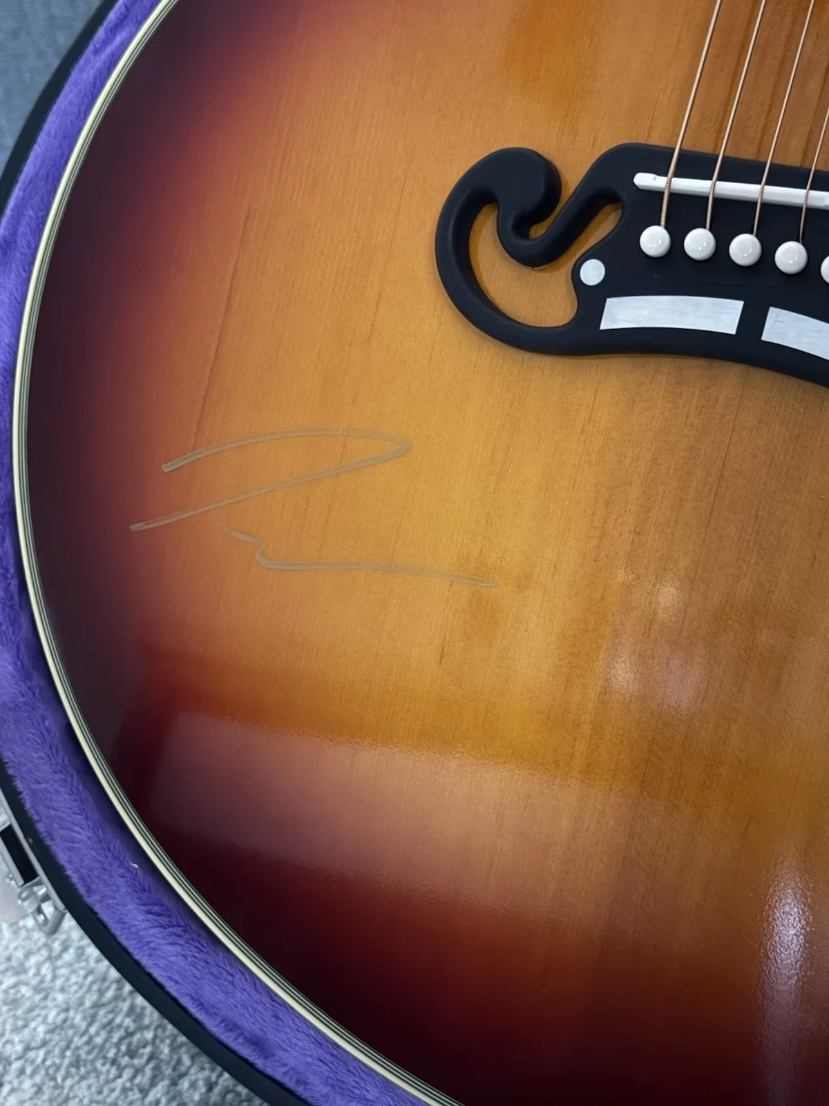 Epiphone Vintage Guitar – Autographed by Jeremy Allen White and Scott Cooper., изображение 4