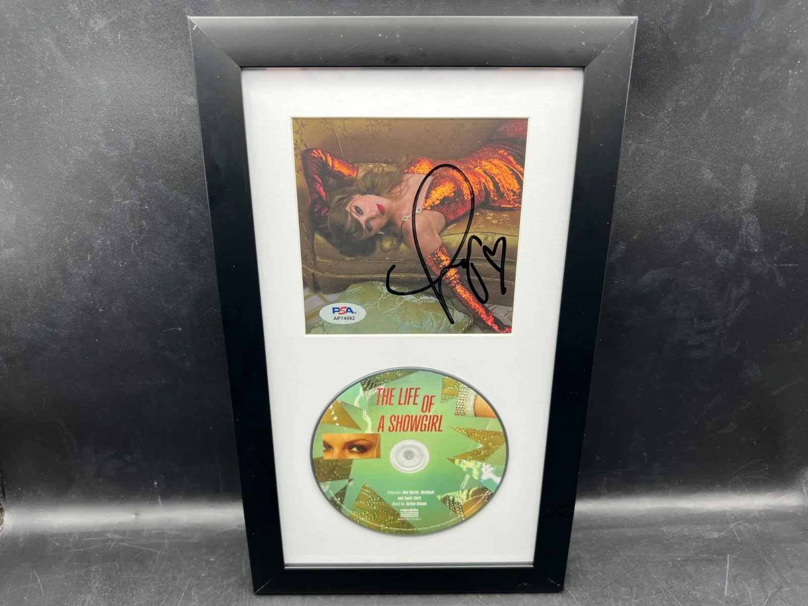 LONG TEARDROP Taylor Swift Signed The Life of a Showgirl CD Album Photo #2 PSA, изображение 3