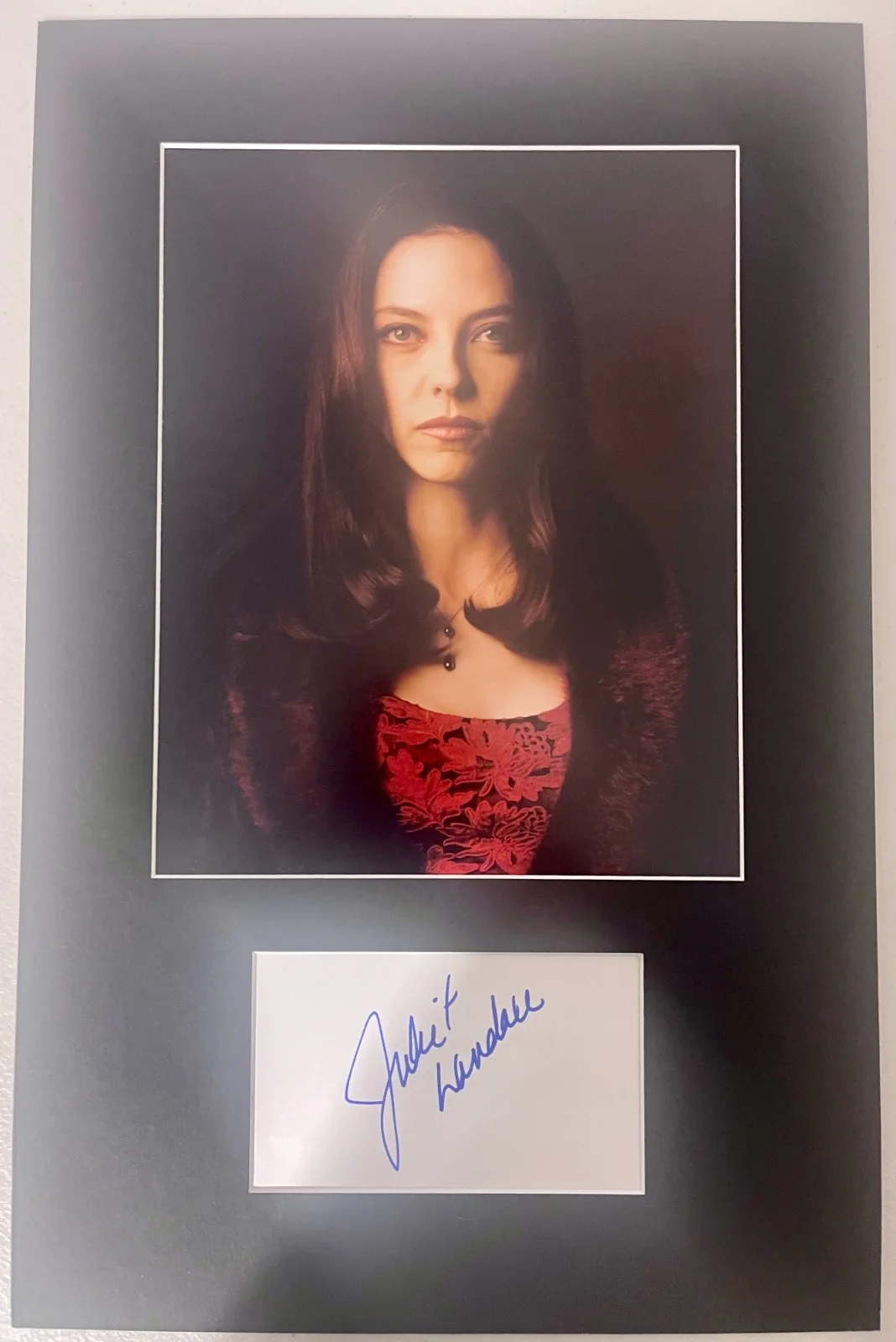 JULIET LANDAU — Juliet Landau Buffy Vampire Slayer matted signed index card with photo 11x17 #1