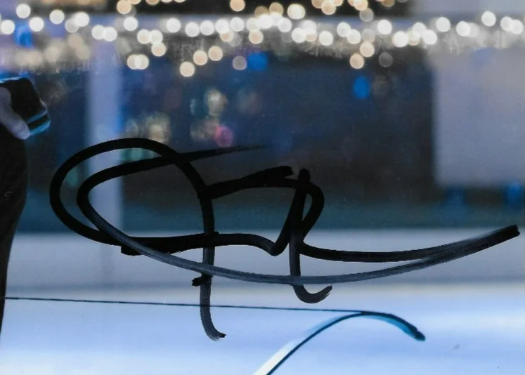 Jeremy Renner — Signed Jeremy Renner Hawkeye Autographed 8x10 Photo #1 with JSA Authentication, изображение 3