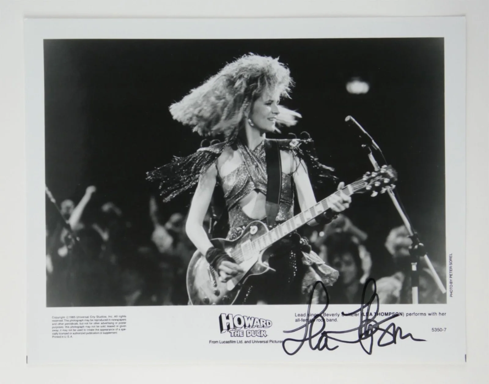 Lea Thompson — Lea Thompson Signed B&W 8x10 Promo Howard The Duck Autographed
