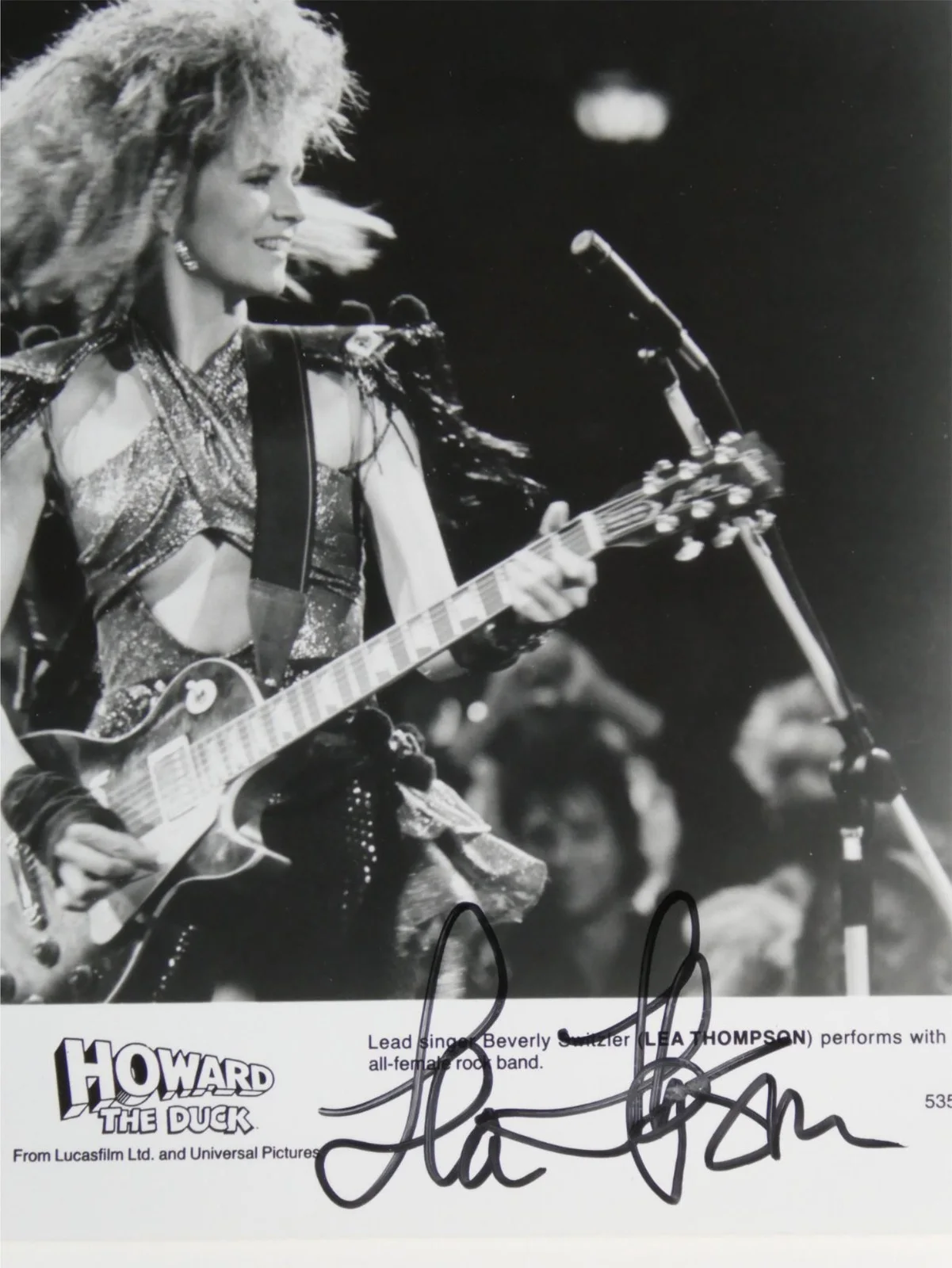Lea Thompson — Lea Thompson Signed B&W 8x10 Promo Howard The Duck Autographed, изображение 2