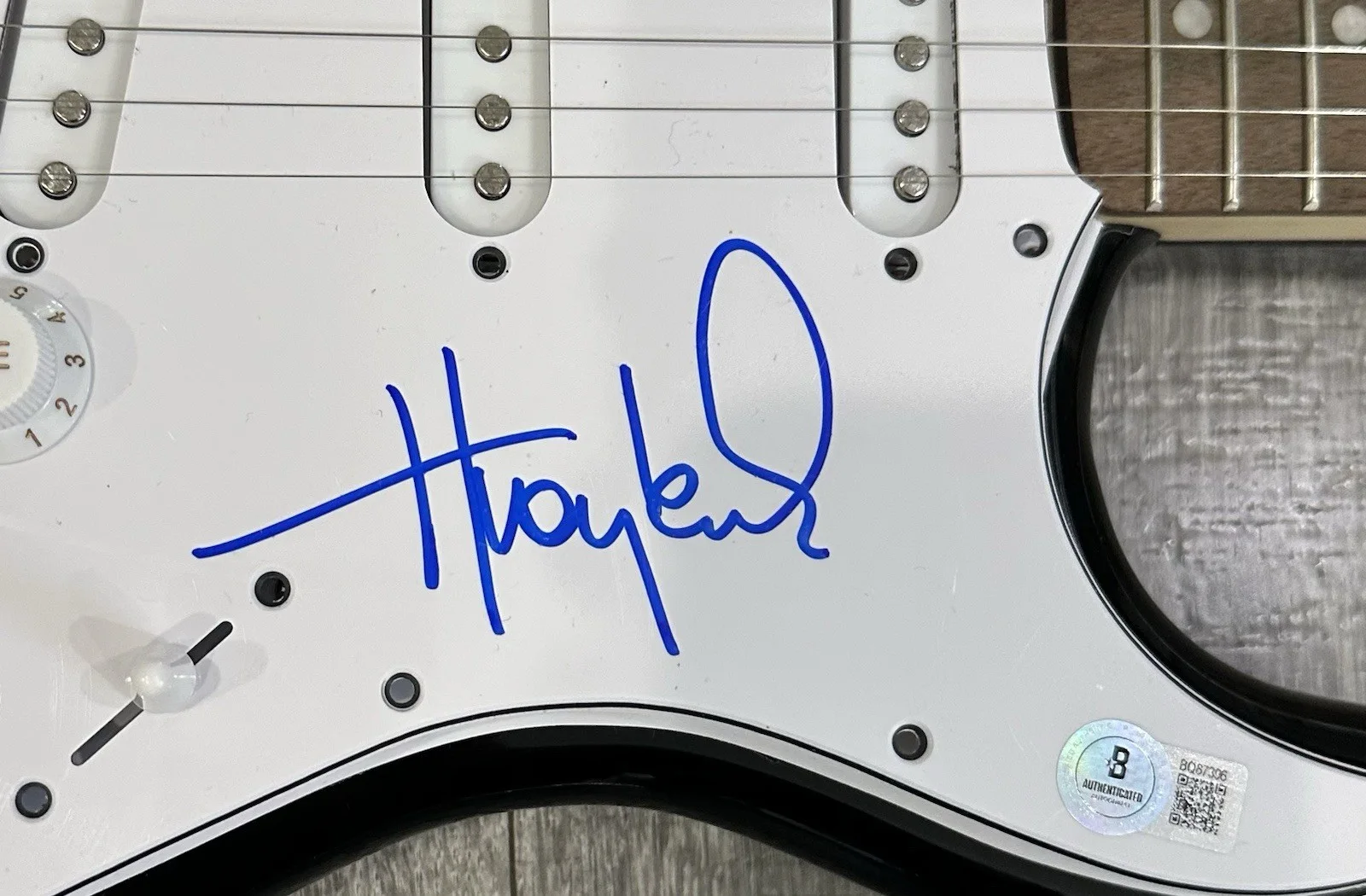 Huey Lewis — Huey Lewis Signed Guitar Back to the Future Huey Lewis Autograph Guitar Beckett, изображение 3