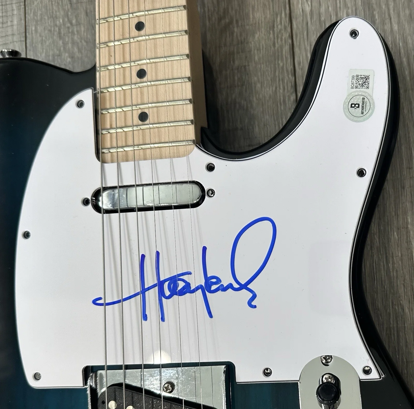 Huey Lewis — Huey Lewis Signed Guitar Back to the Future Huey Lewis Autograph Guitar Beckett, изображение 2