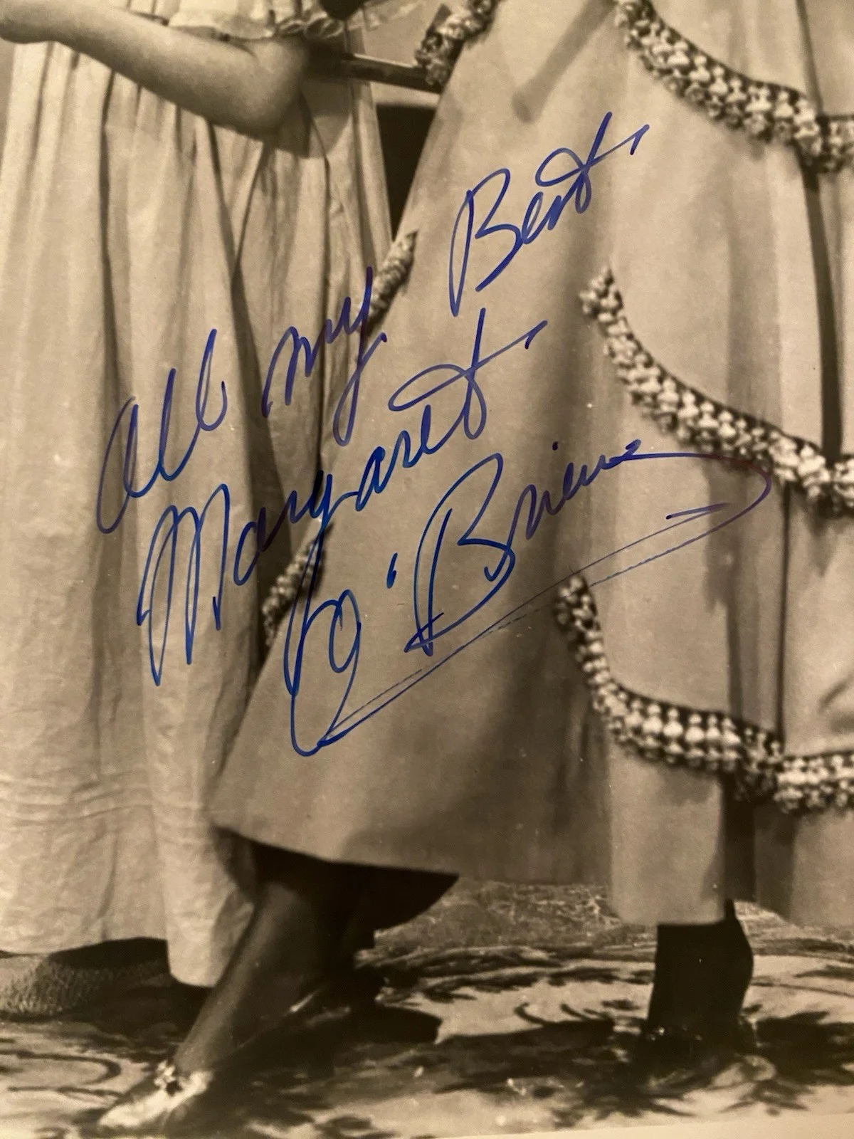 Margaret O’Brien — Margaret O’Brien Signed Autographed 8x10 Photo With COA Meet Me In St Louis, изображение 2