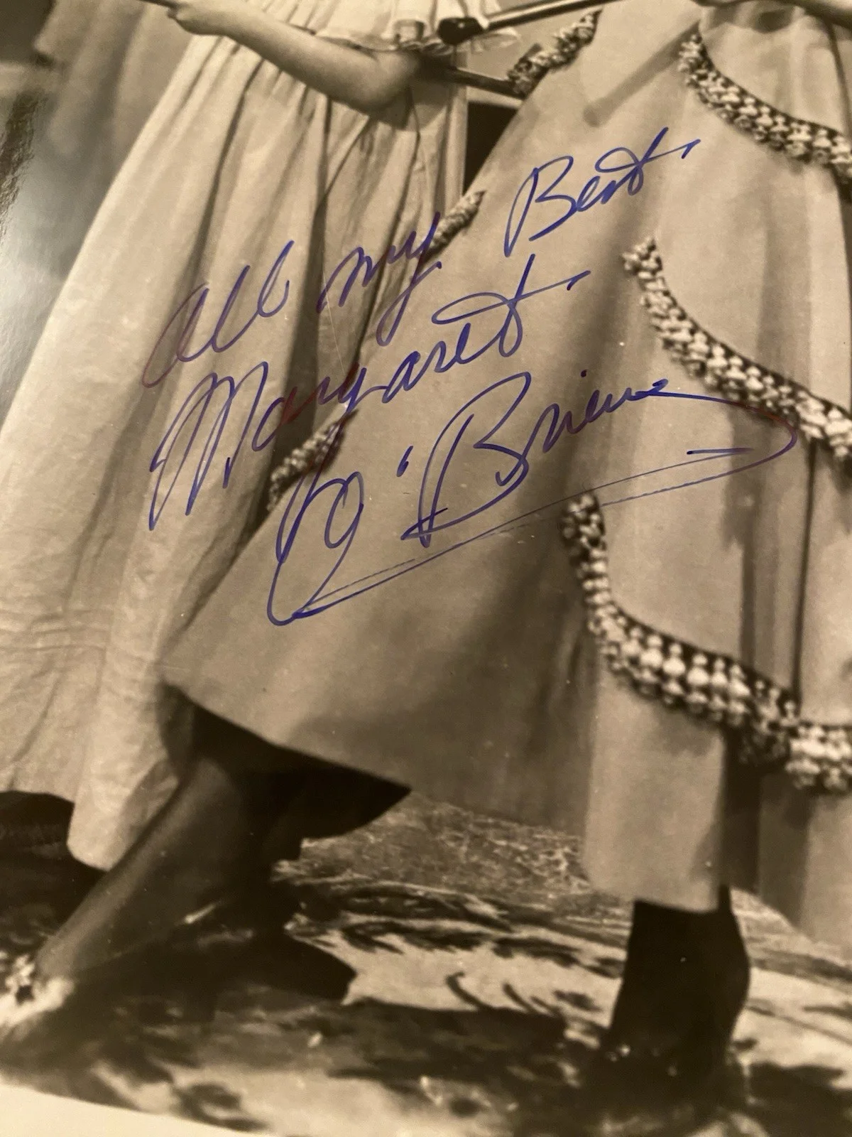 Margaret O’Brien — Margaret O’Brien Signed Autographed 8x10 Photo With COA Meet Me In St Louis, изображение 3