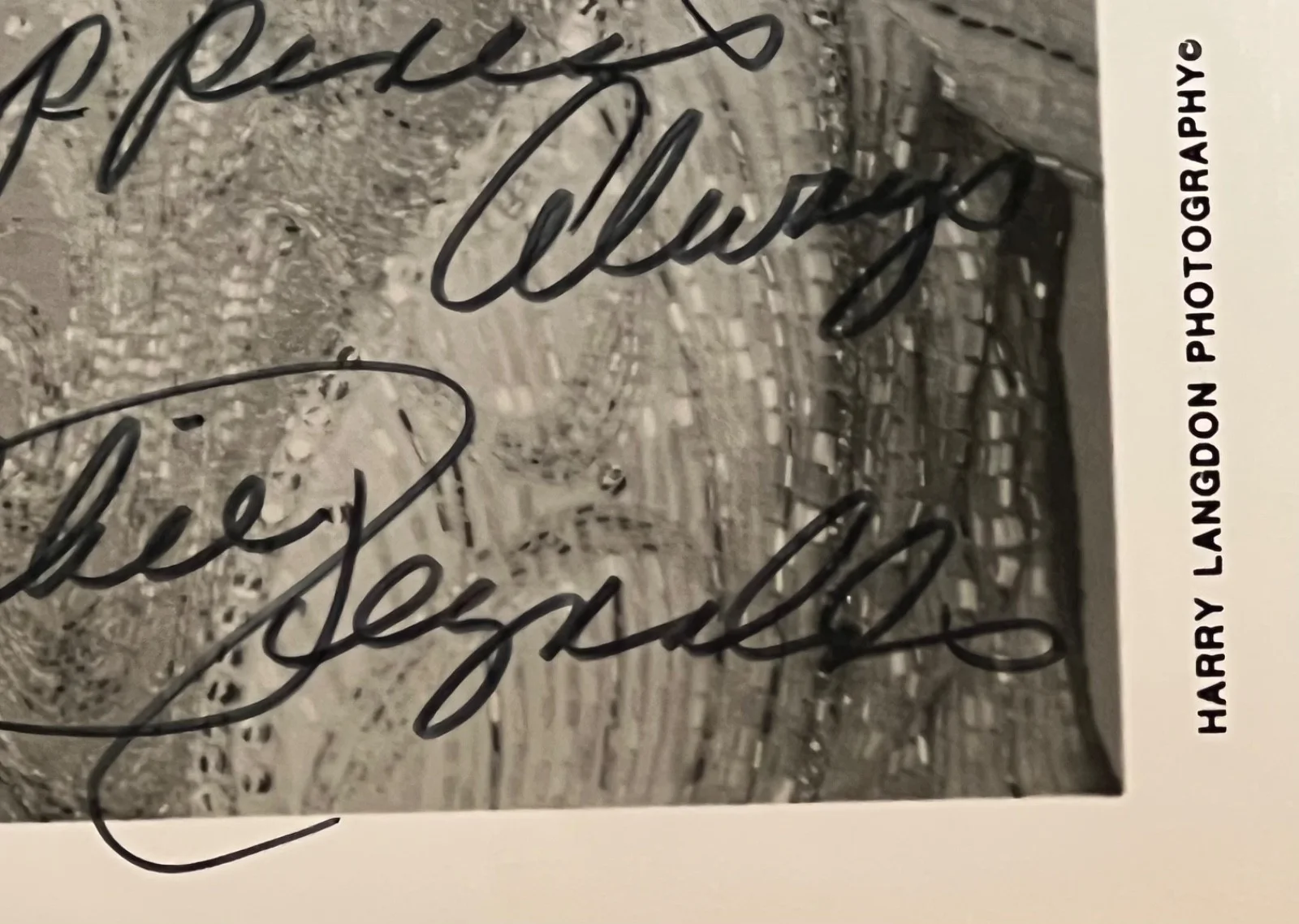 Debbie Reynolds — Debbie Reynolds Autographed Actress Signed 8x10 Glossy Photo., image 2