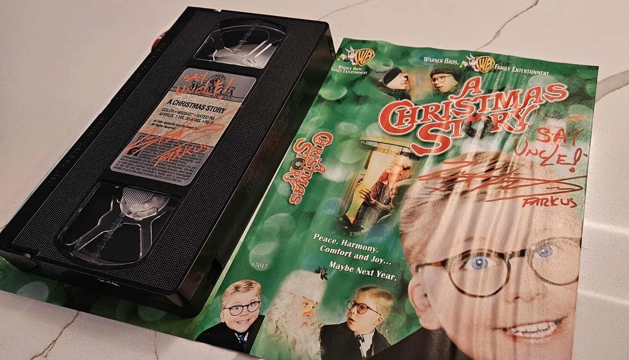Zack Ward "Scut Farkus" Signed A Christmas Story Movie VHS Cover and VHS both, изображение 2