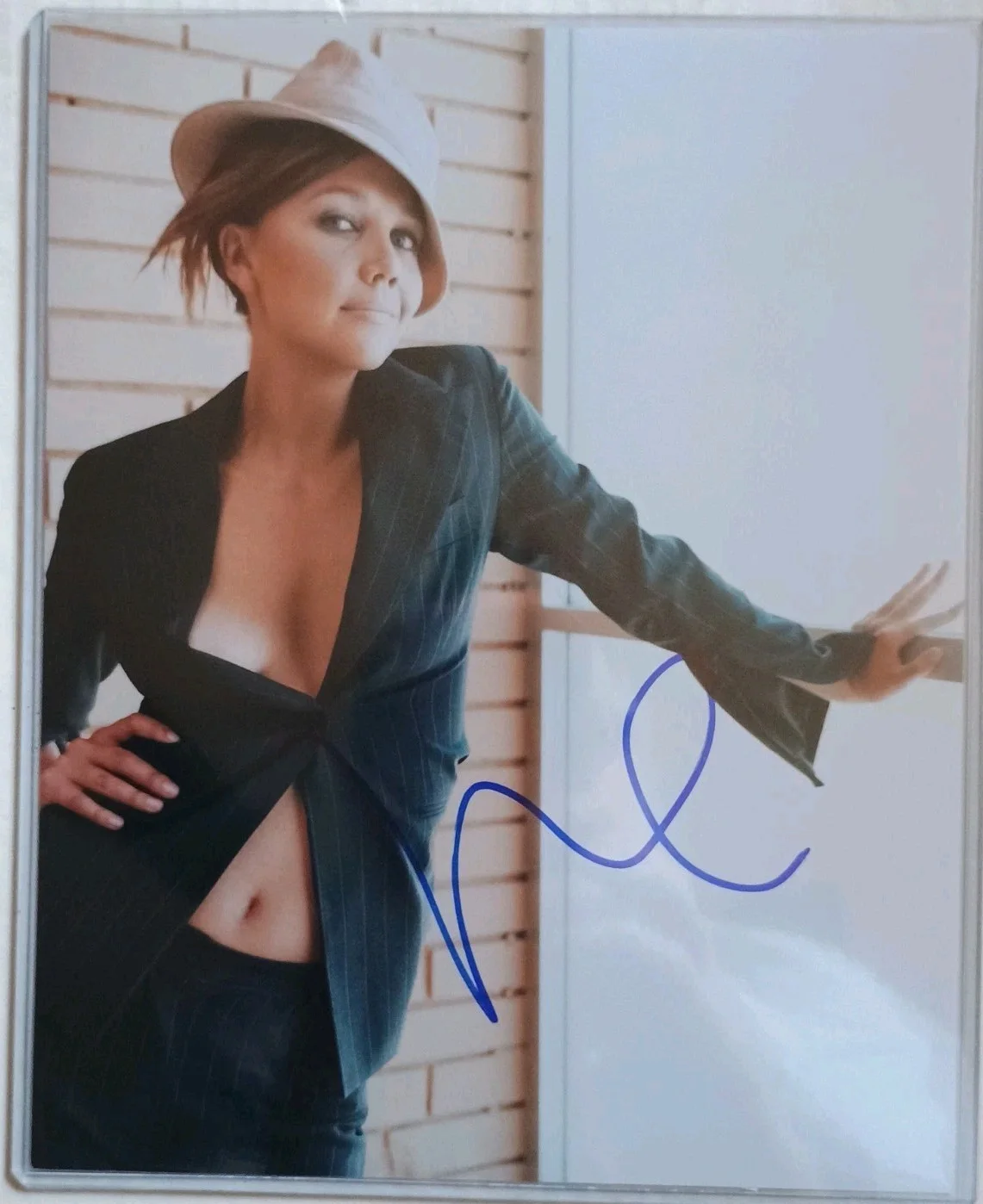 Maggie Gyllenhaal — MAGGIE GYLLENHAAL SIGNED 8x10 ACOA COA SEXY HOT ACTRESS