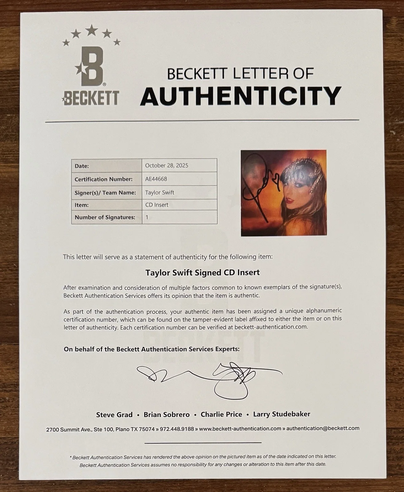 SIGNED CUTE HEART TAYLOR SWIFT LIFE OF A SHOWGIRL PHOTO 1 & CD BAS BECKETT COA, изображение 2