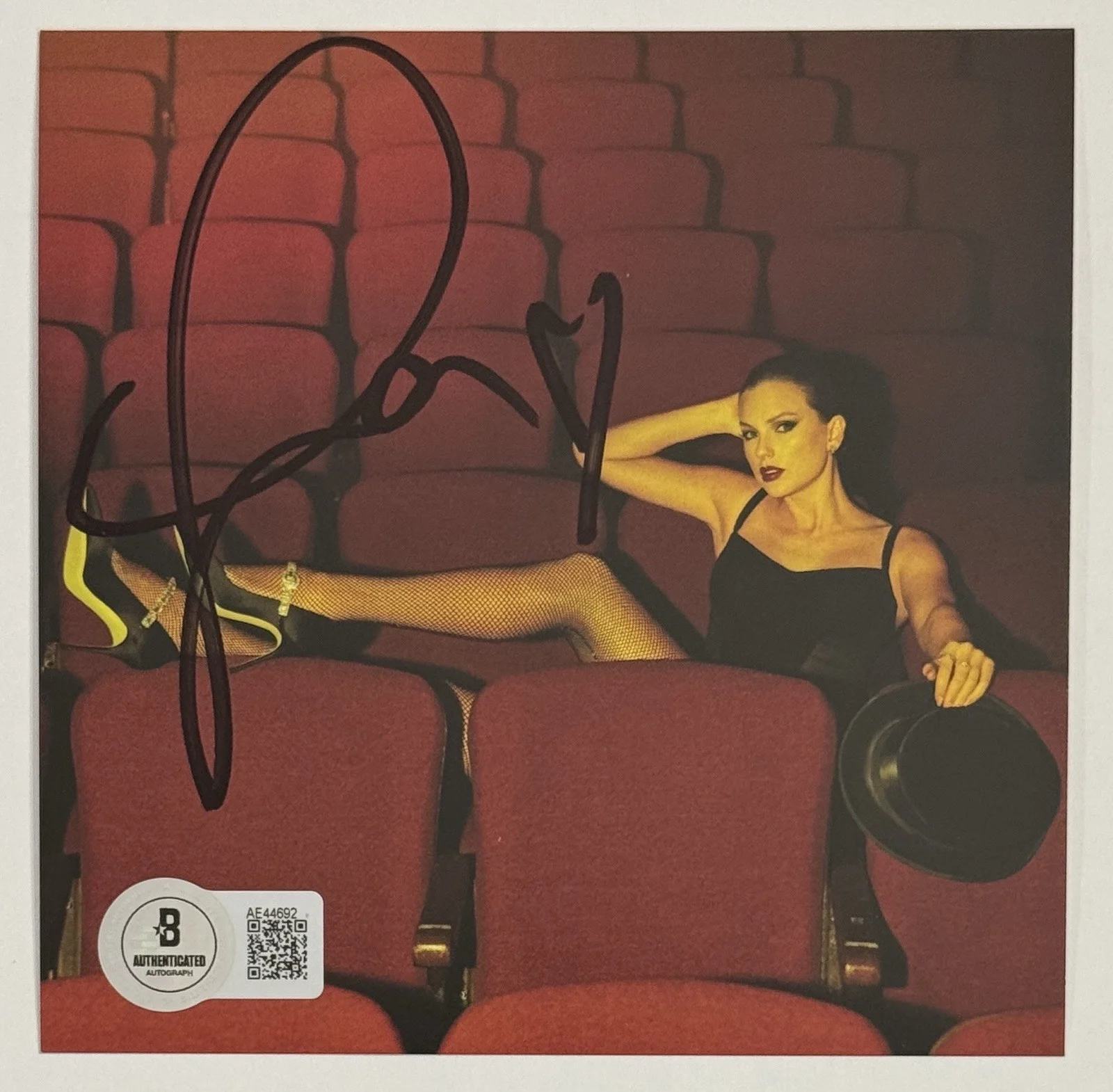 FRAMED SIGNED HEART TAYLOR SWIFT LIFE OF A SHOWGIRL #4 PHOTO CD BAS BECKETT COA, изображение 2