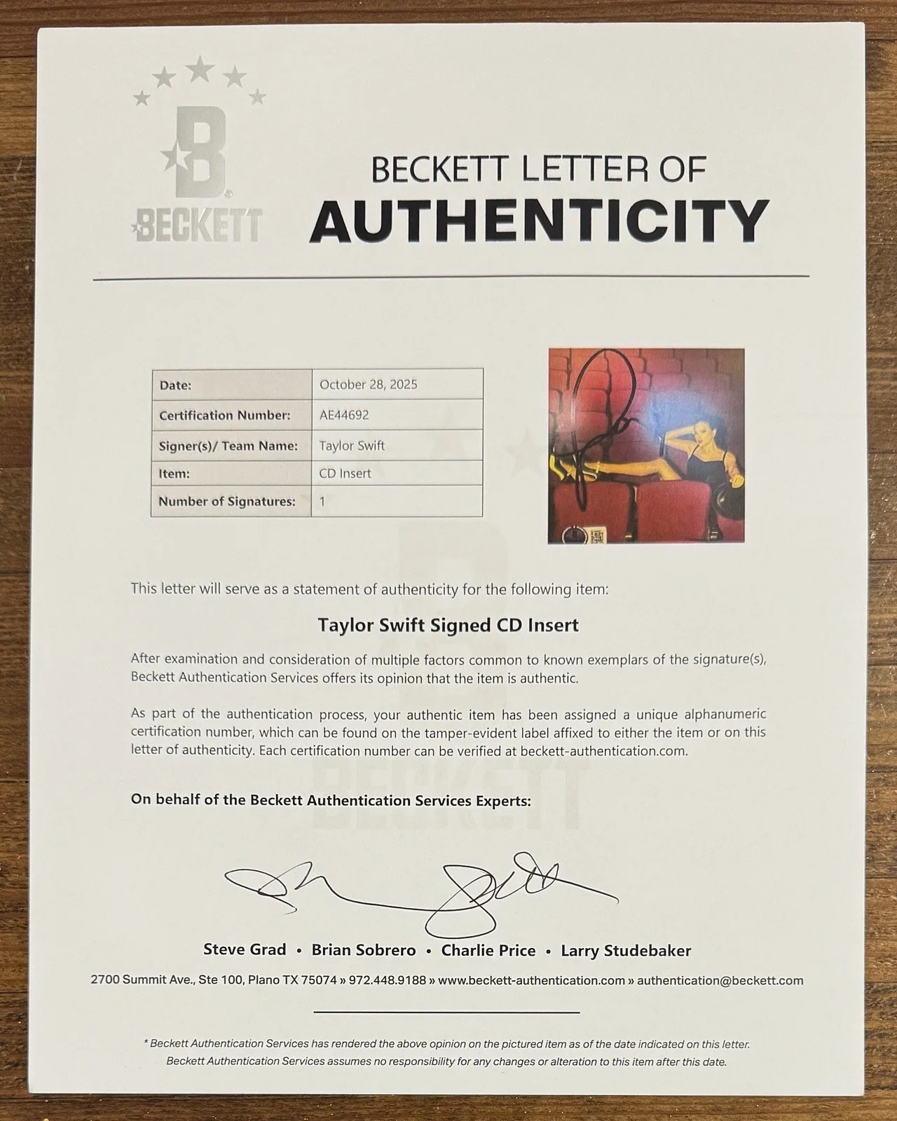 FRAMED SIGNED HEART TAYLOR SWIFT LIFE OF A SHOWGIRL #4 PHOTO CD BAS BECKETT COA, изображение 3